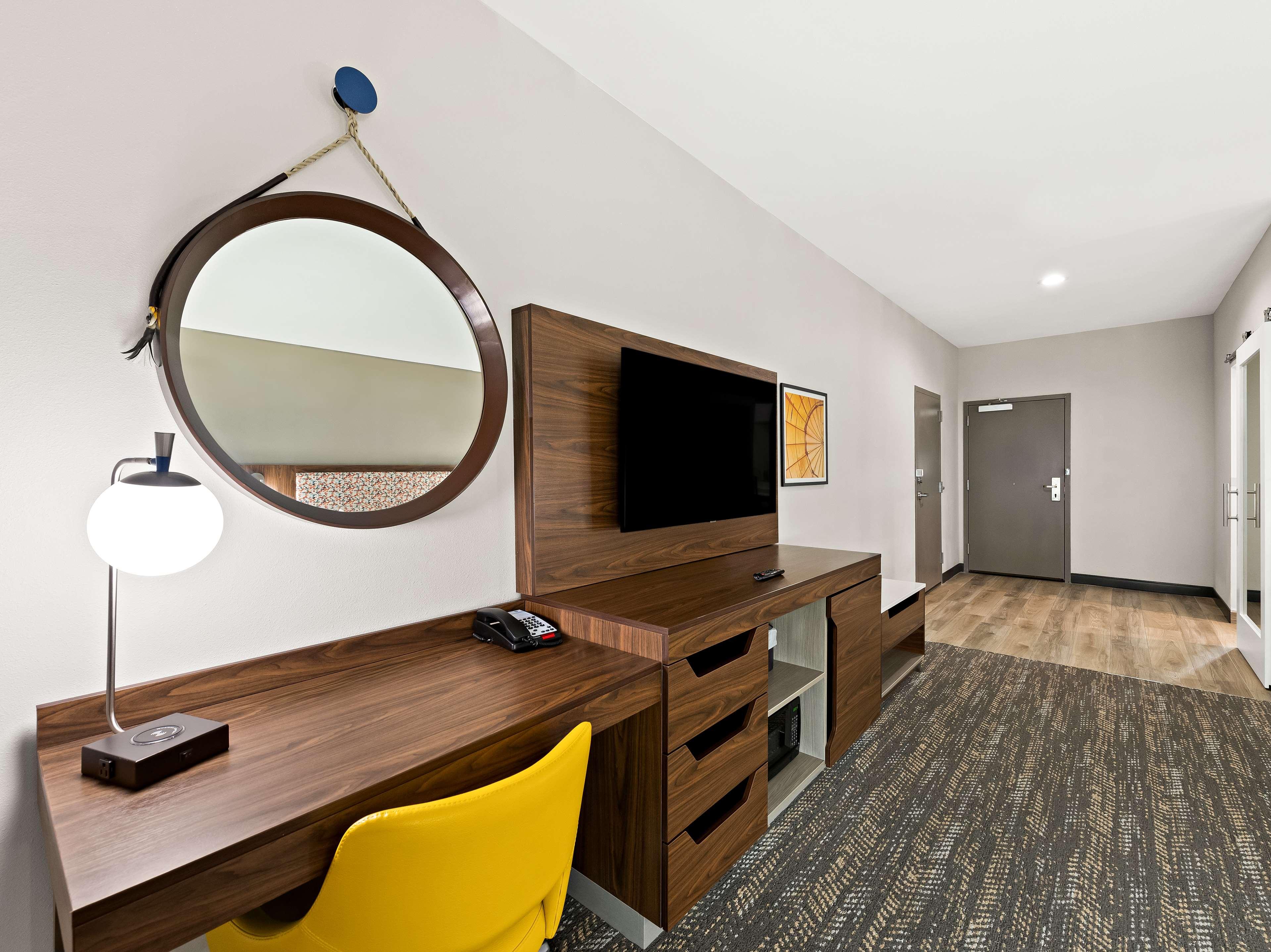 Studio Accessible King Size Bed