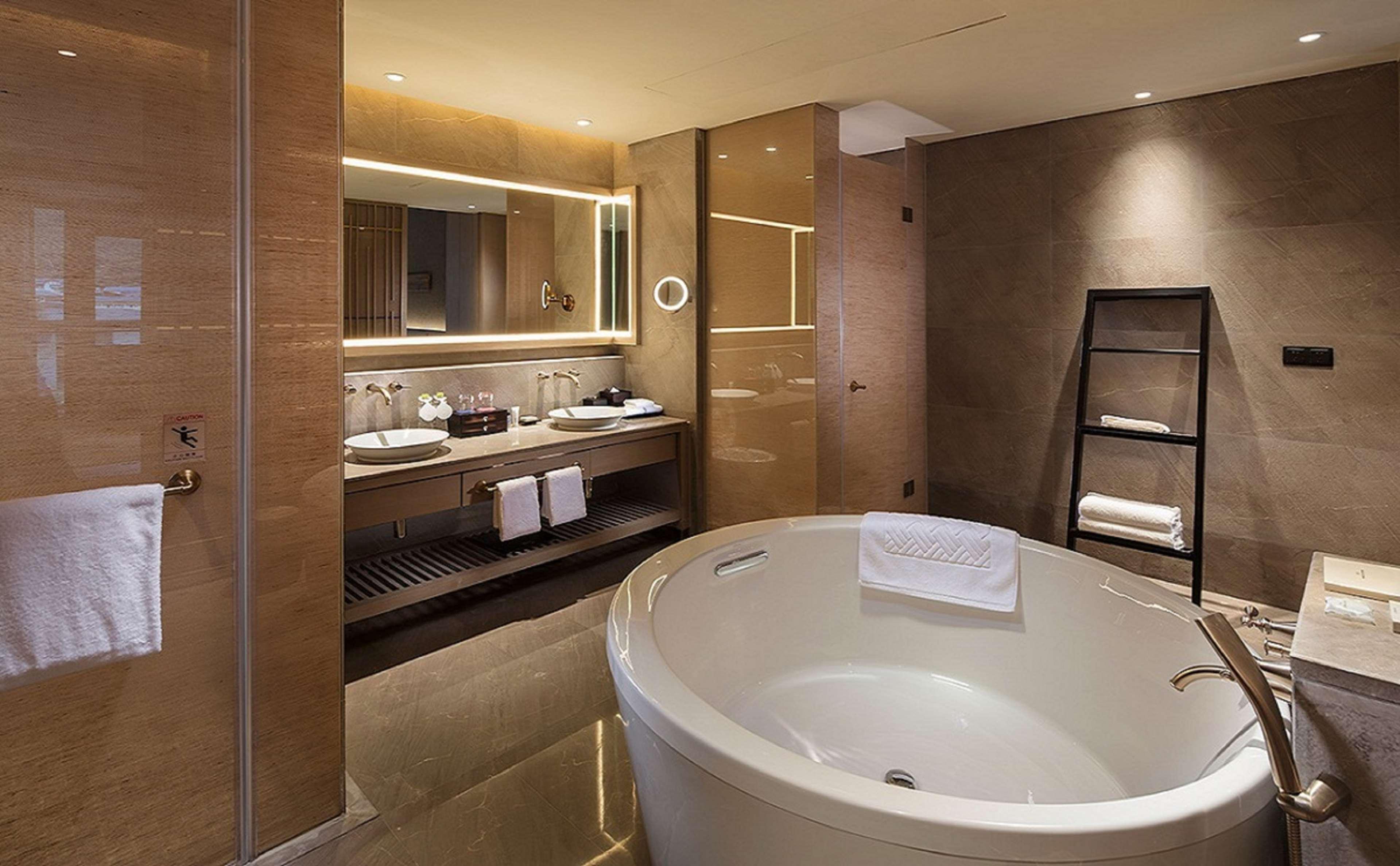 Suite Deluxe King Bed