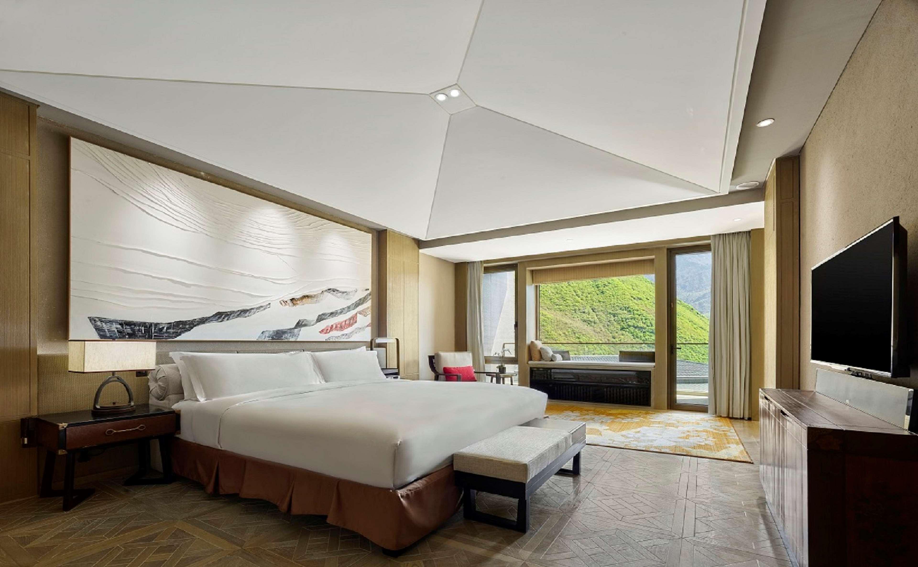 Suite Deluxe King Bed