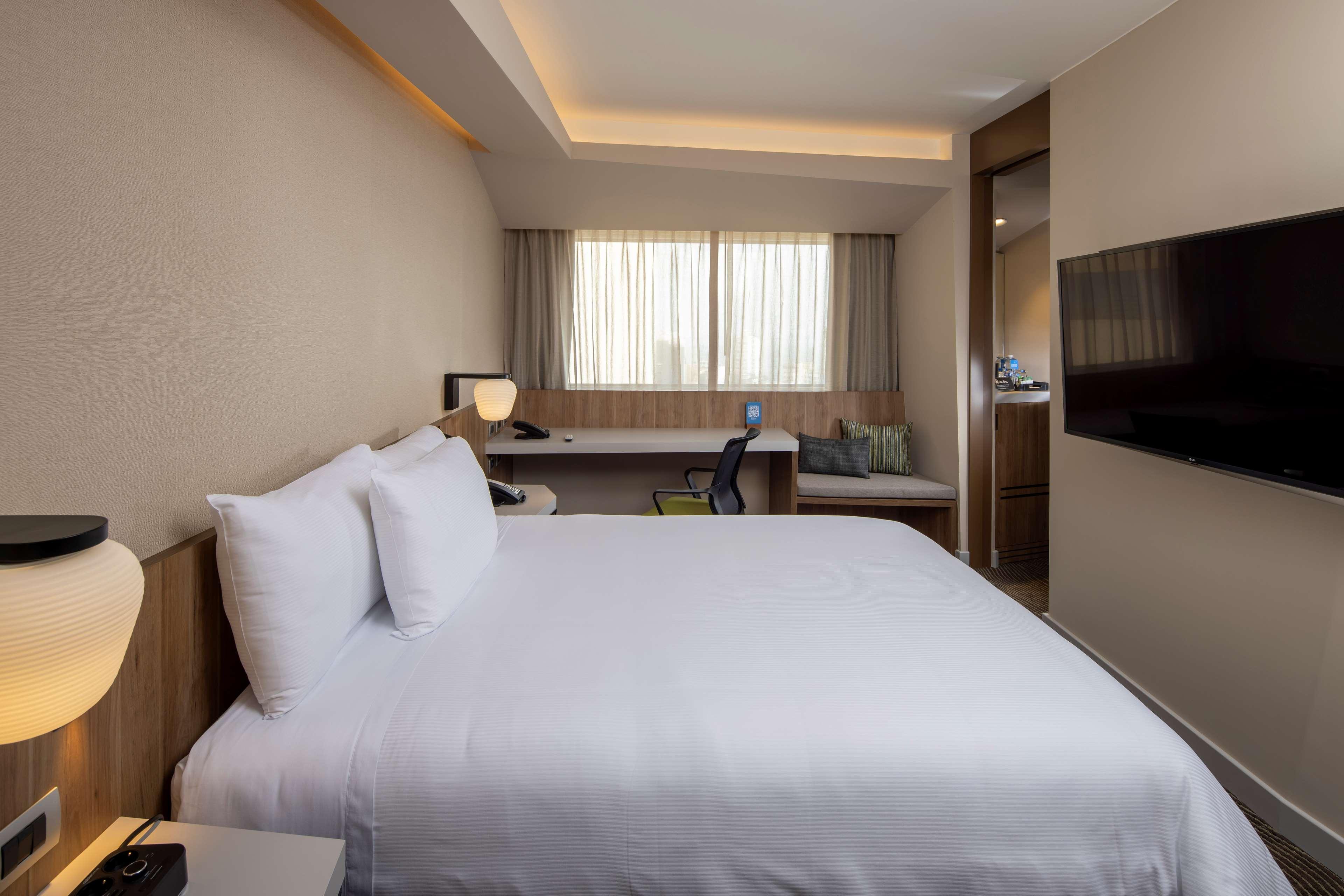 Junior Suite Queen Size Bed