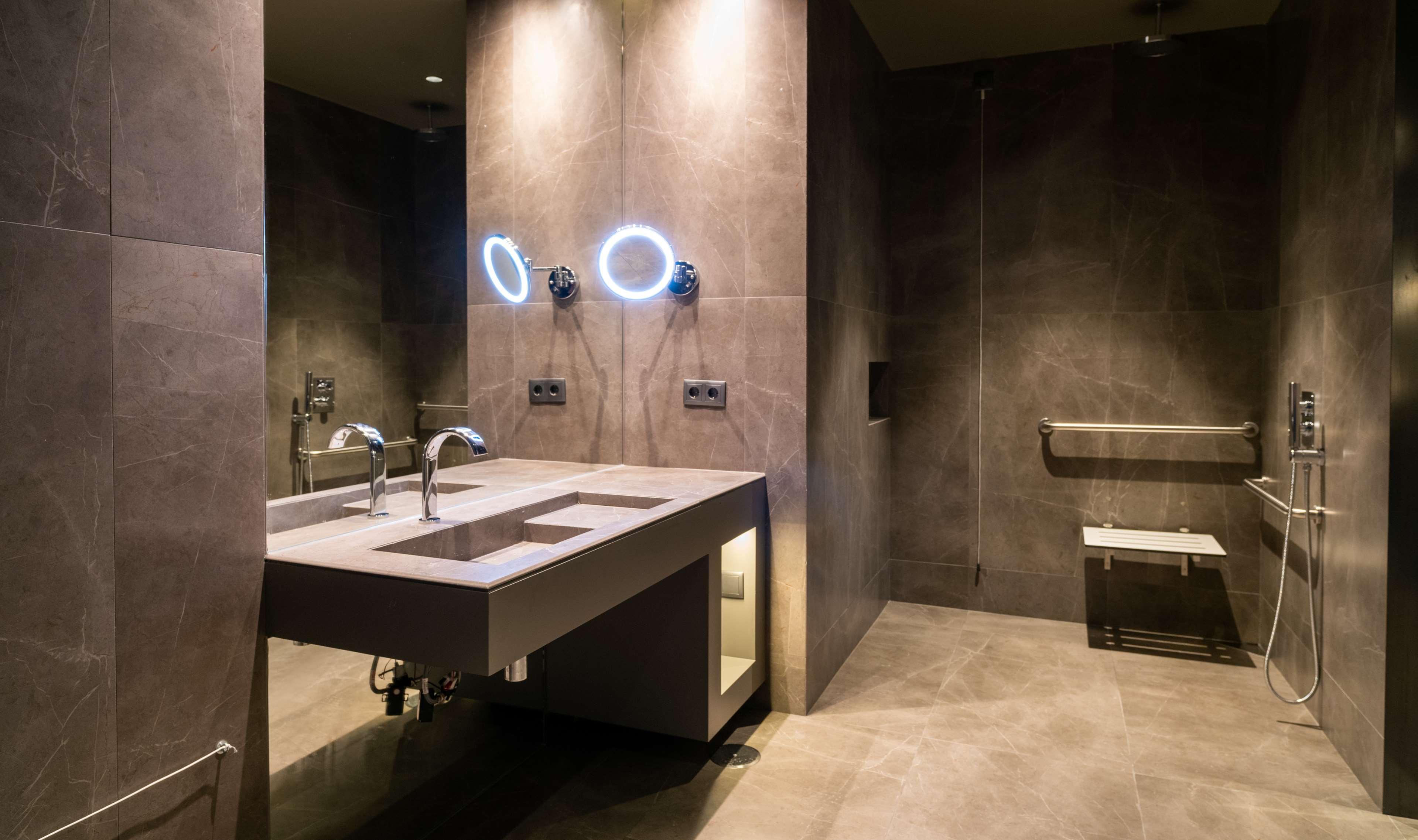 Double Accessible King Size Bed