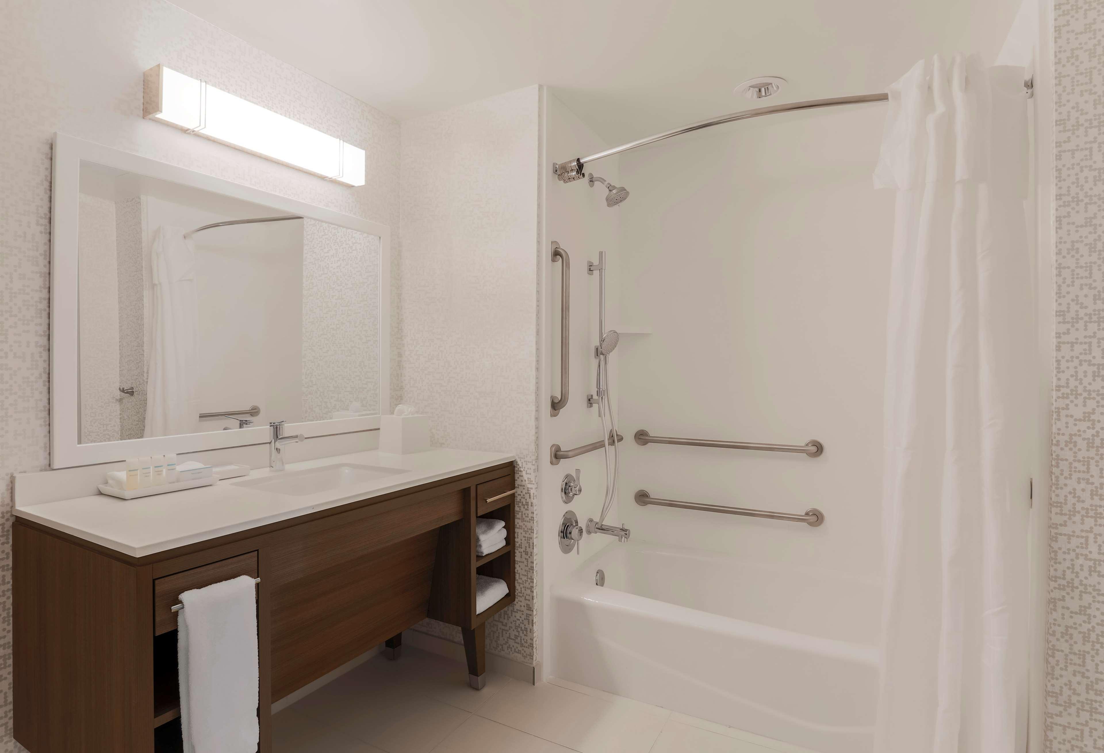 Studio Accessible-queen Size Bed