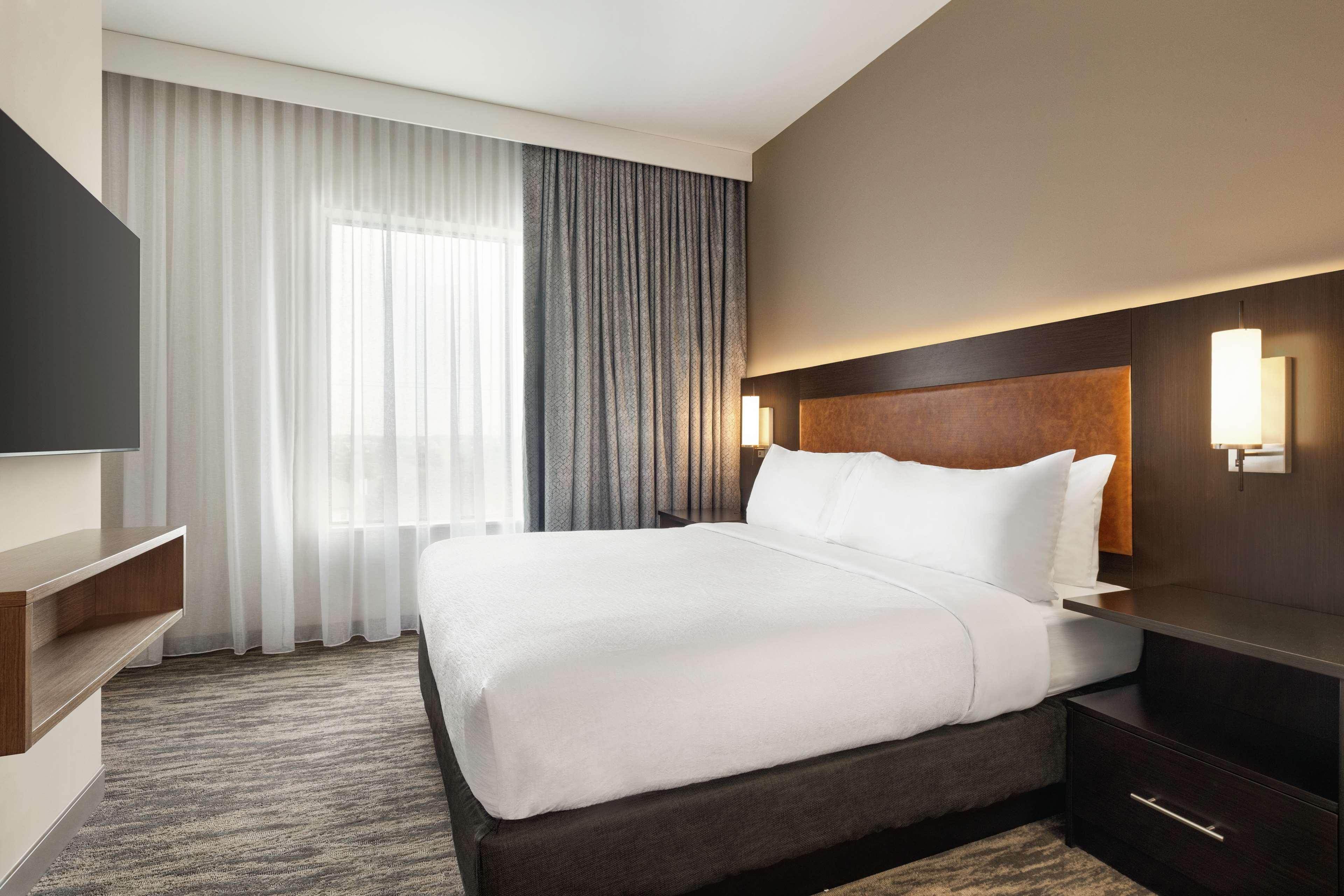 Suite Accessible King Size Bed