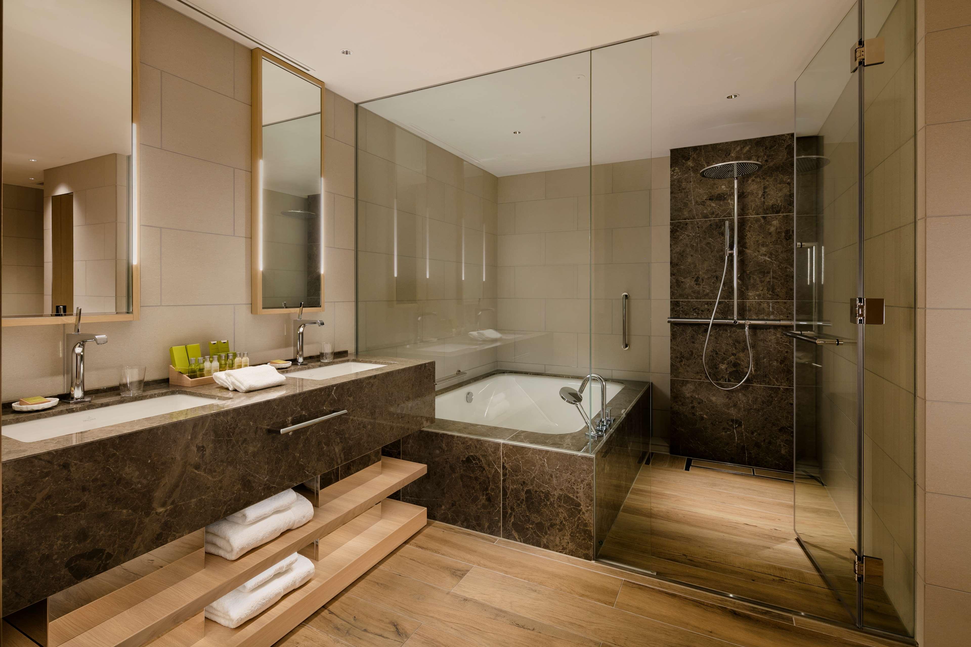 Suite Deluxe King Bed