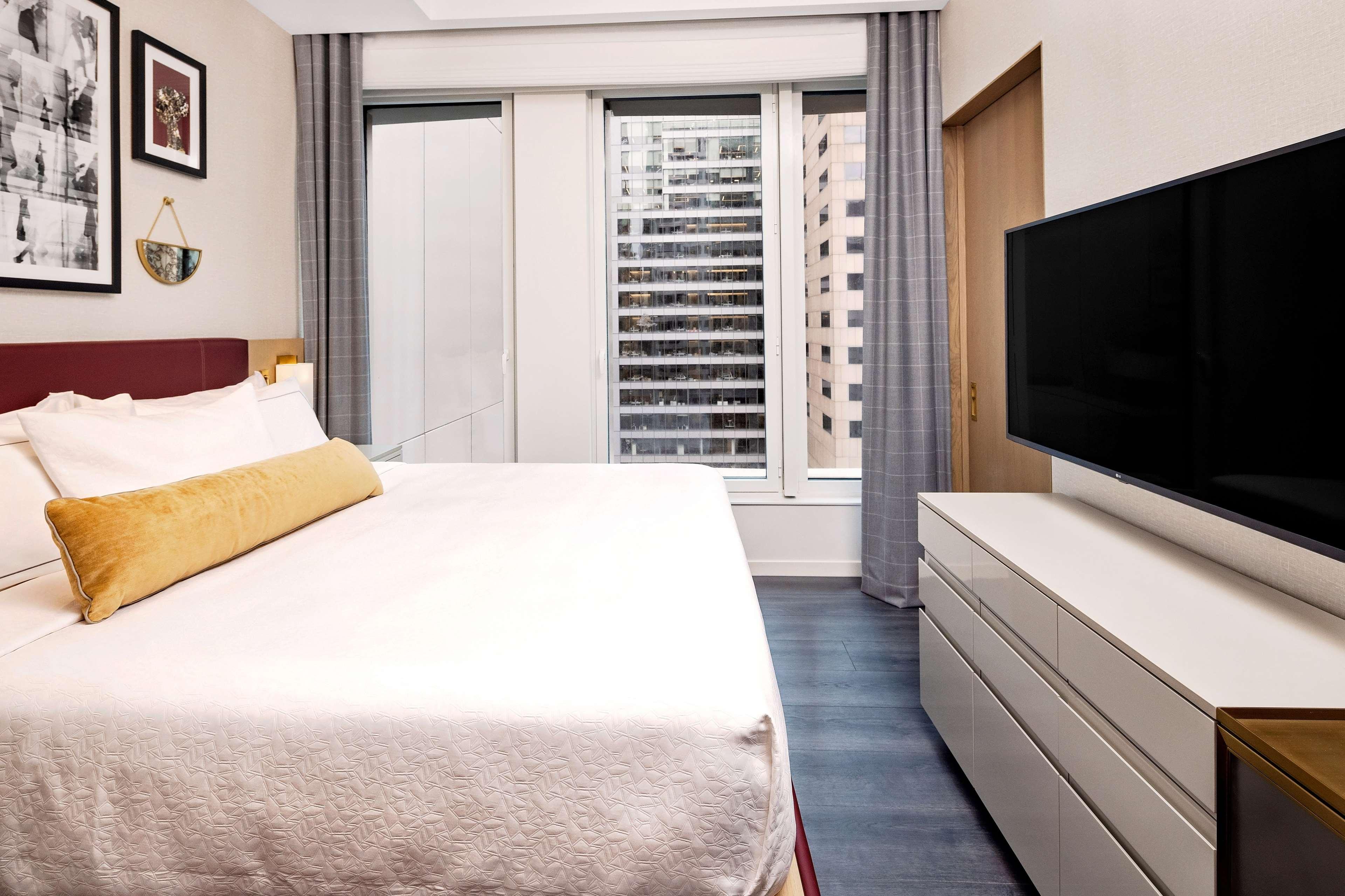 Suite Accessible King Size Bed