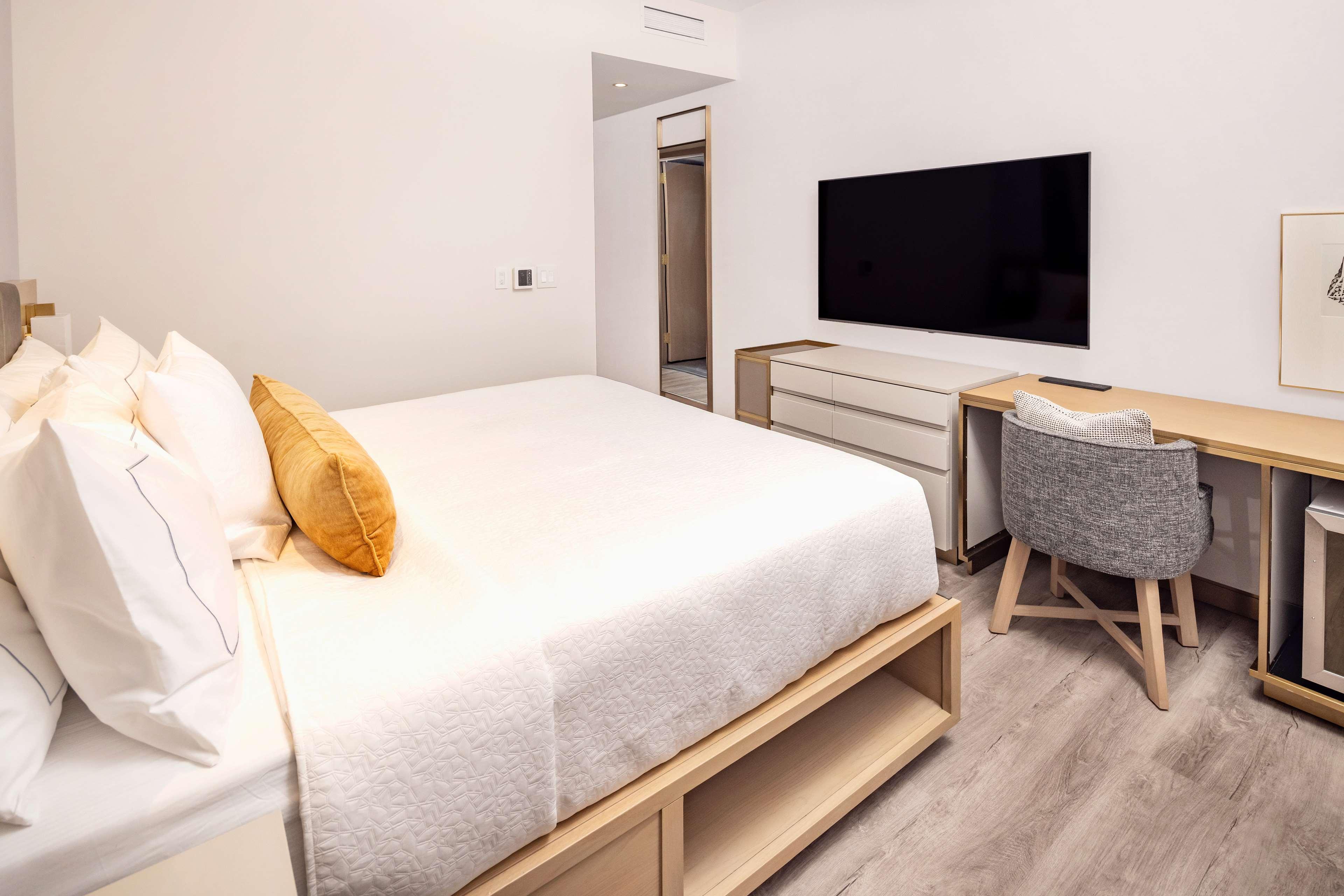 Studio Accessible King Size Bed