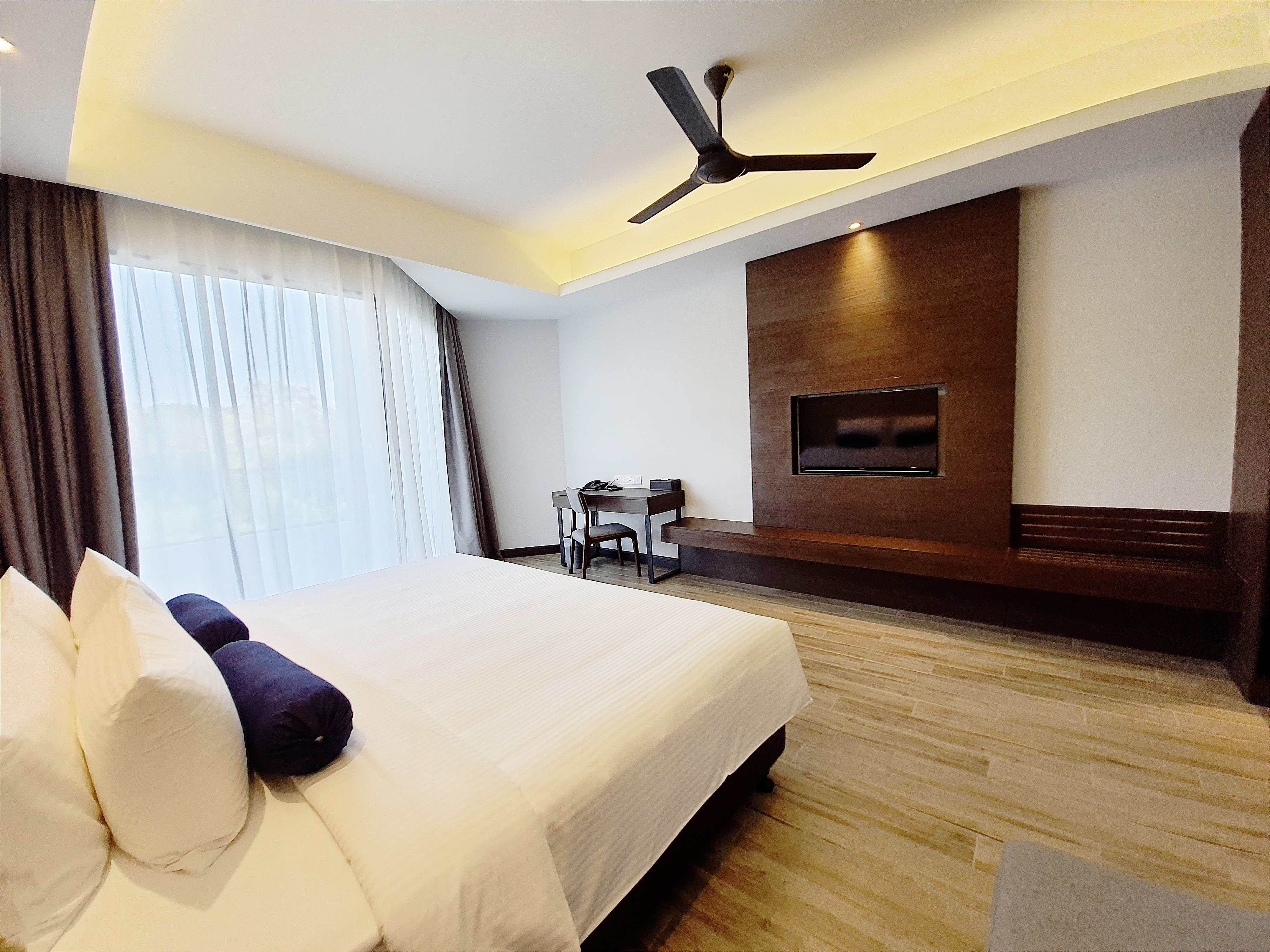 Double Deluxe City View King Bed