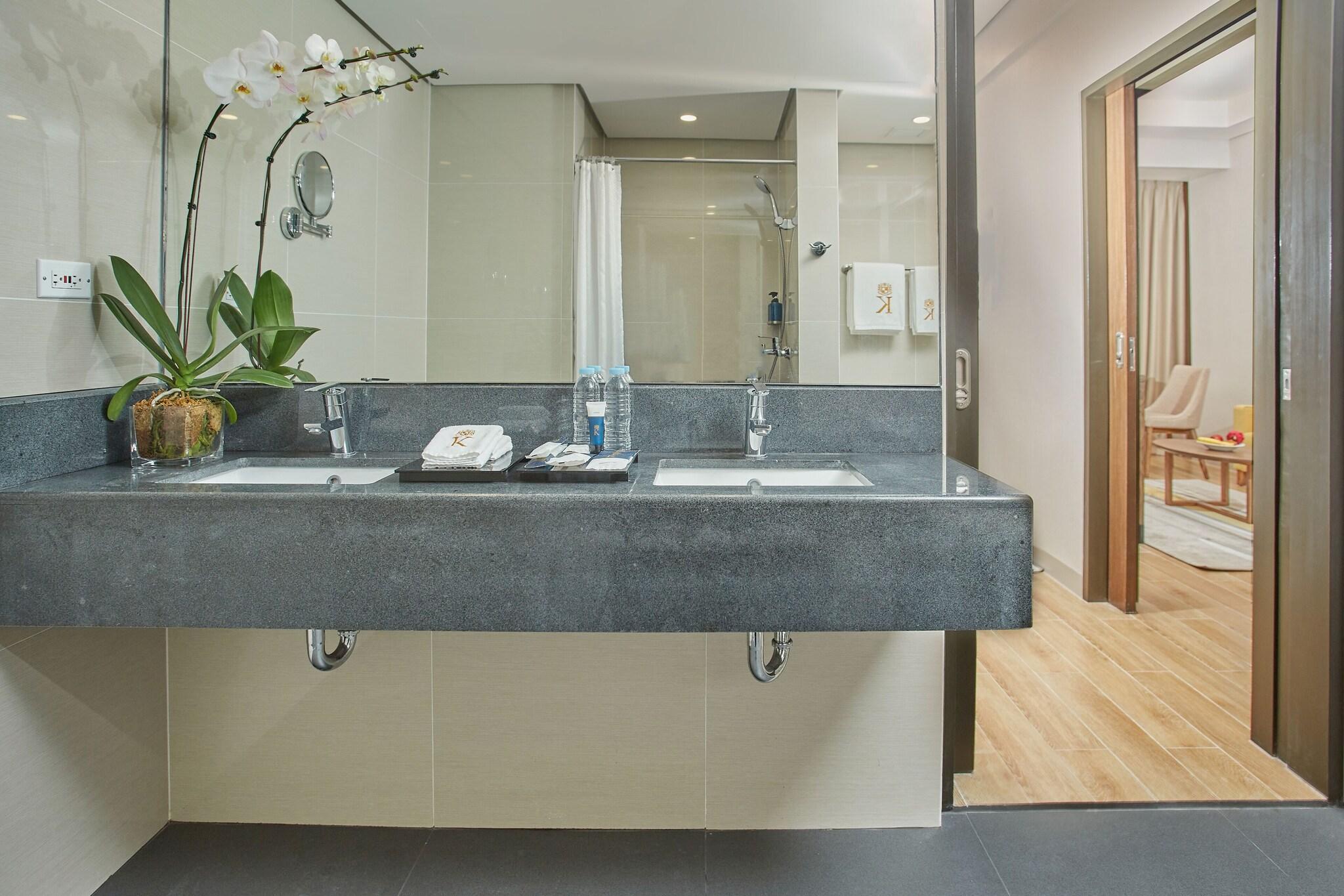 Double Executive Queen Bed