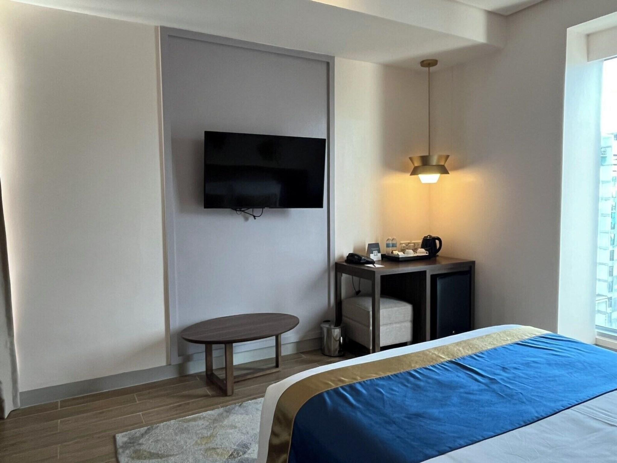 Junior Suite Queen Size Bed