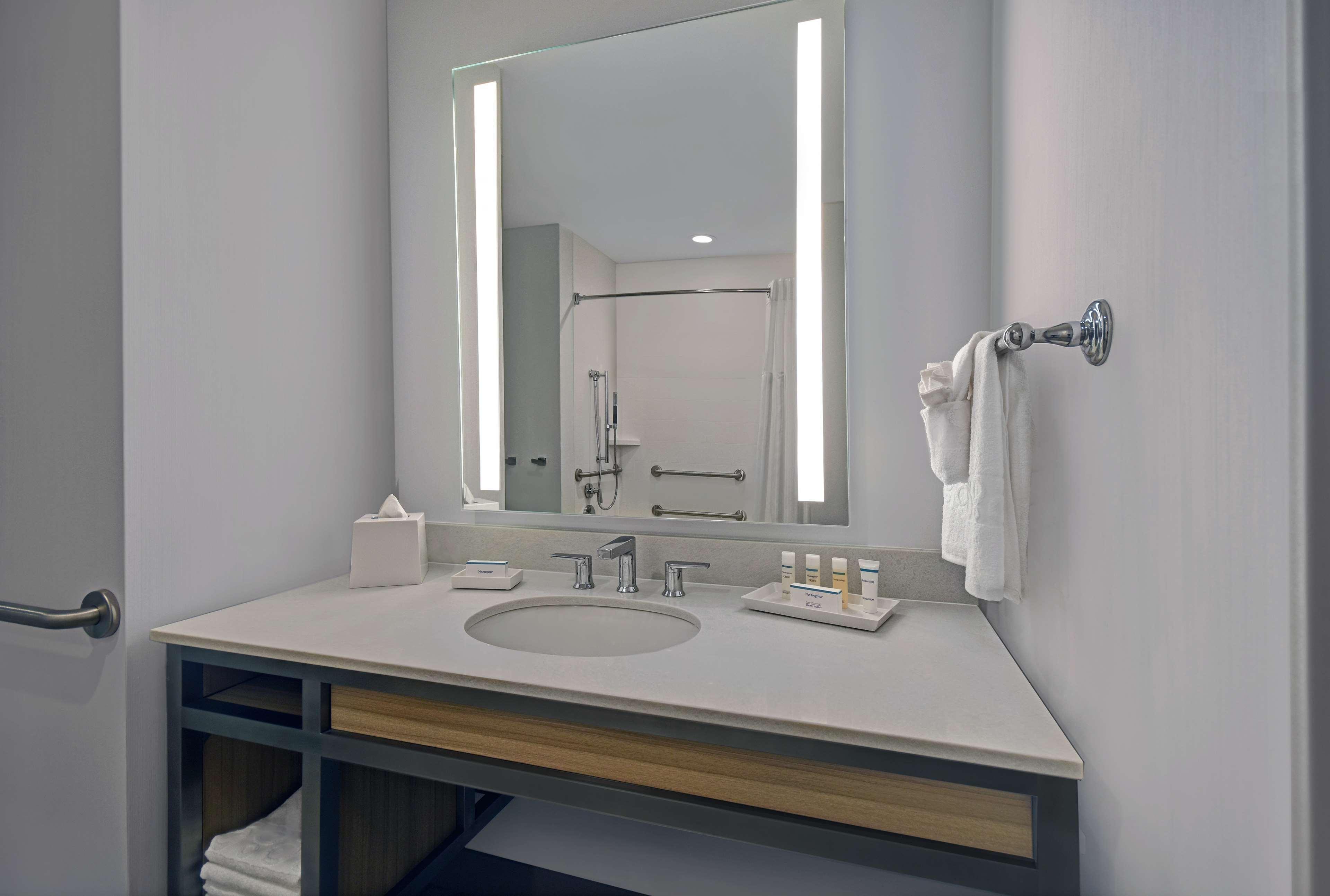 Suite Accessible King Size Bed