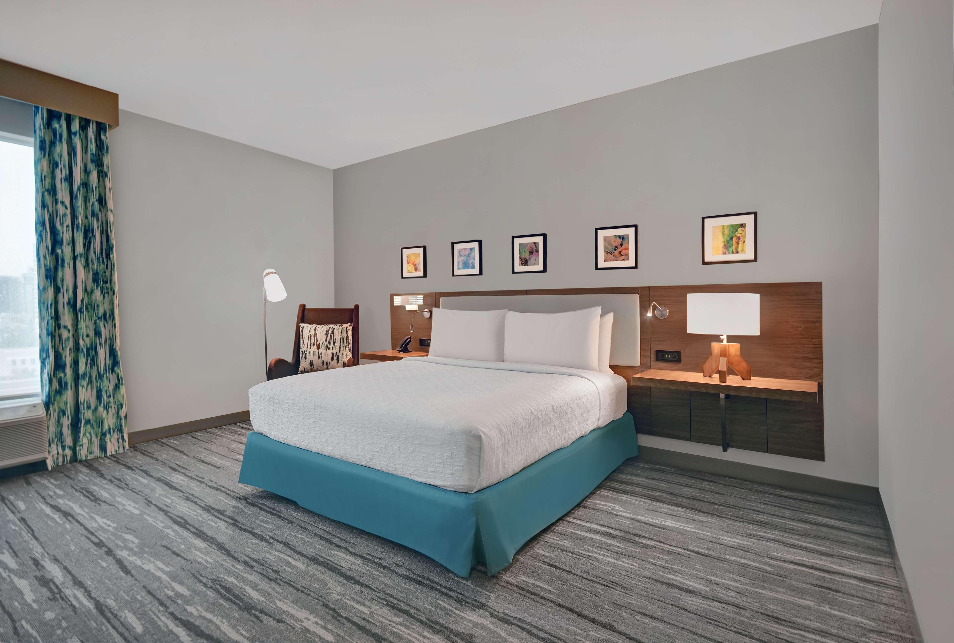 Suite Accessible King Size Bed