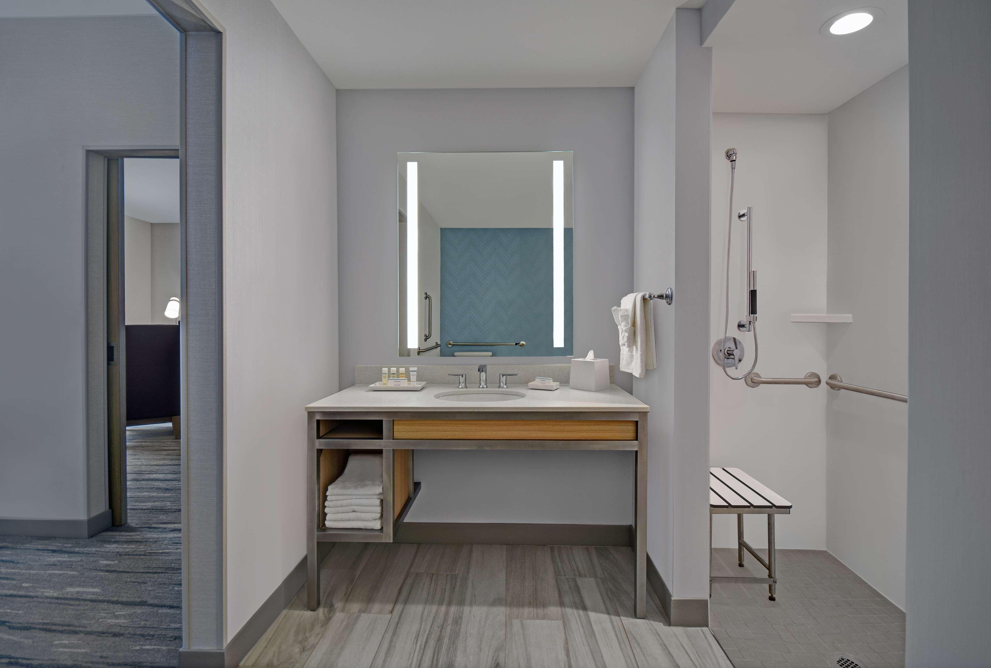 Suite Accessible King Size Bed