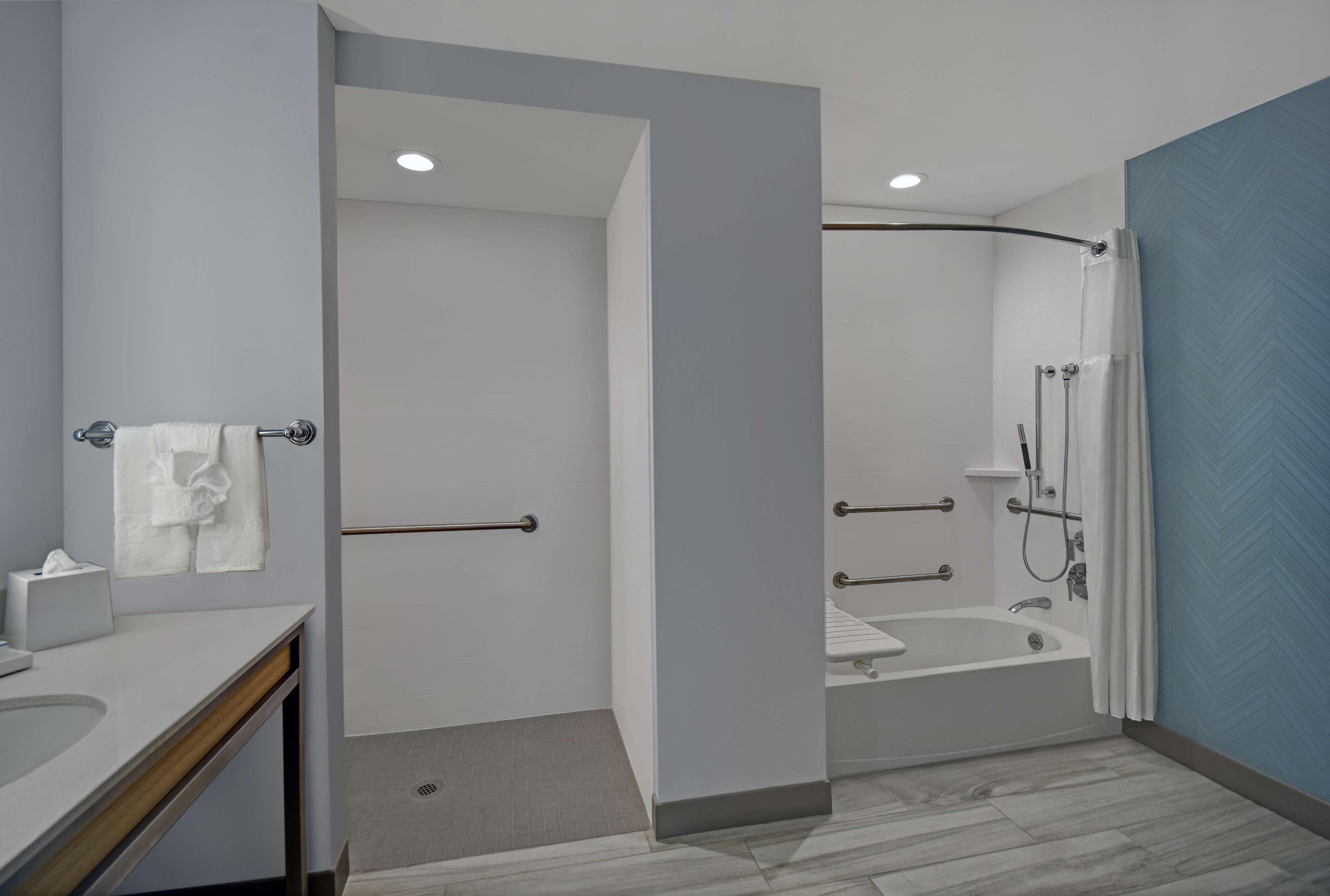 Suite Accessible King Size Bed