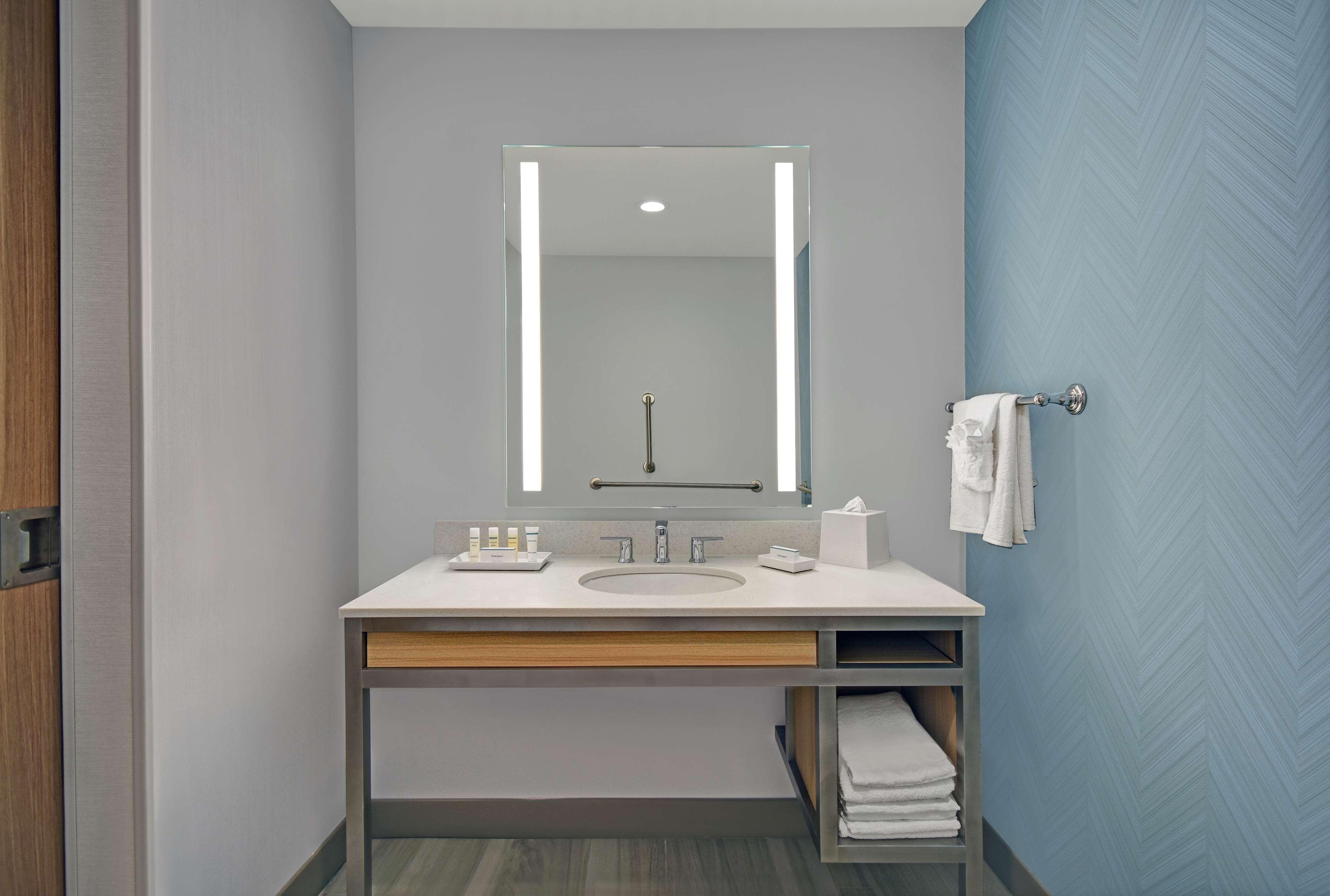 Suite Accessible King Size Bed