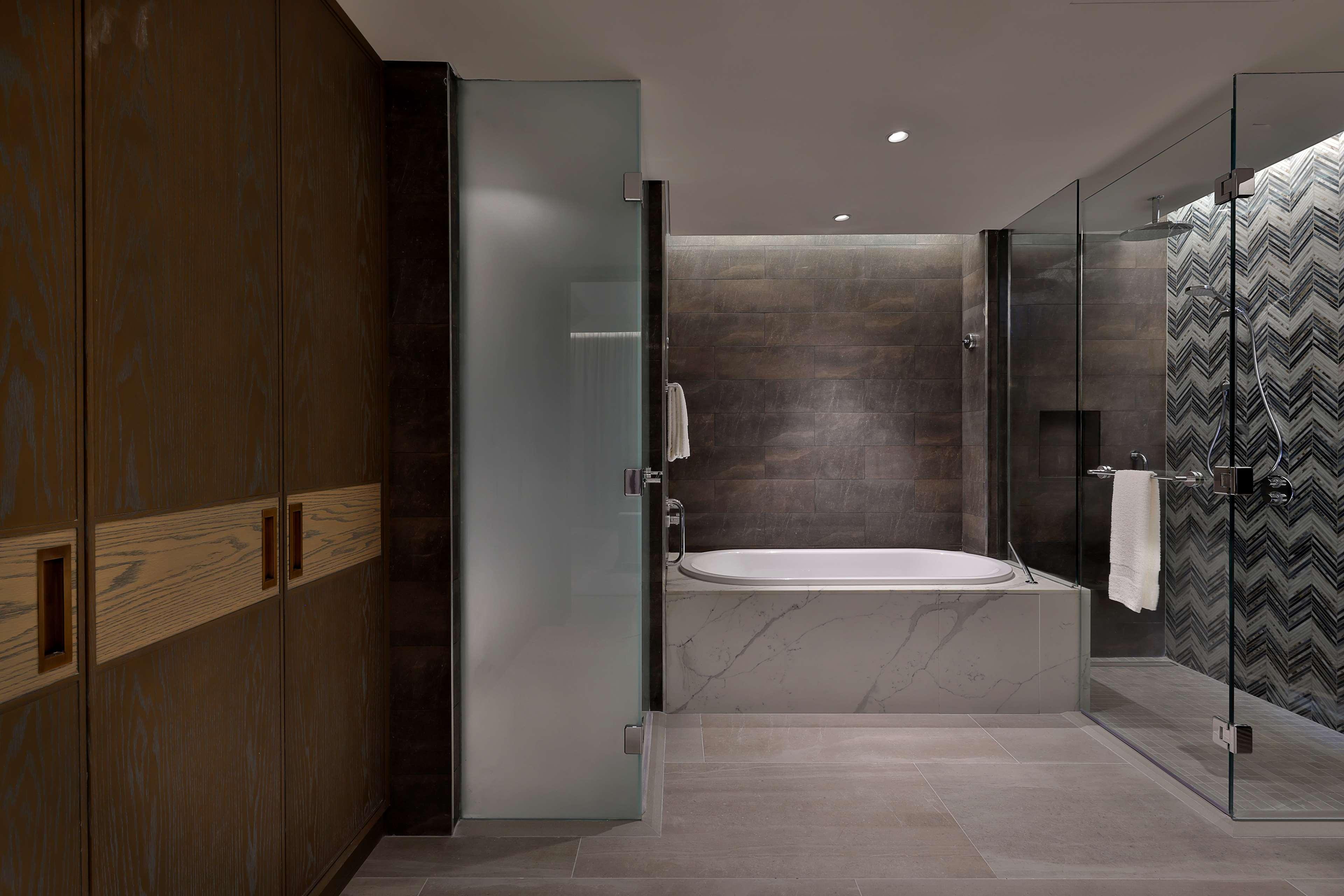 Suite Deluxe King Bed