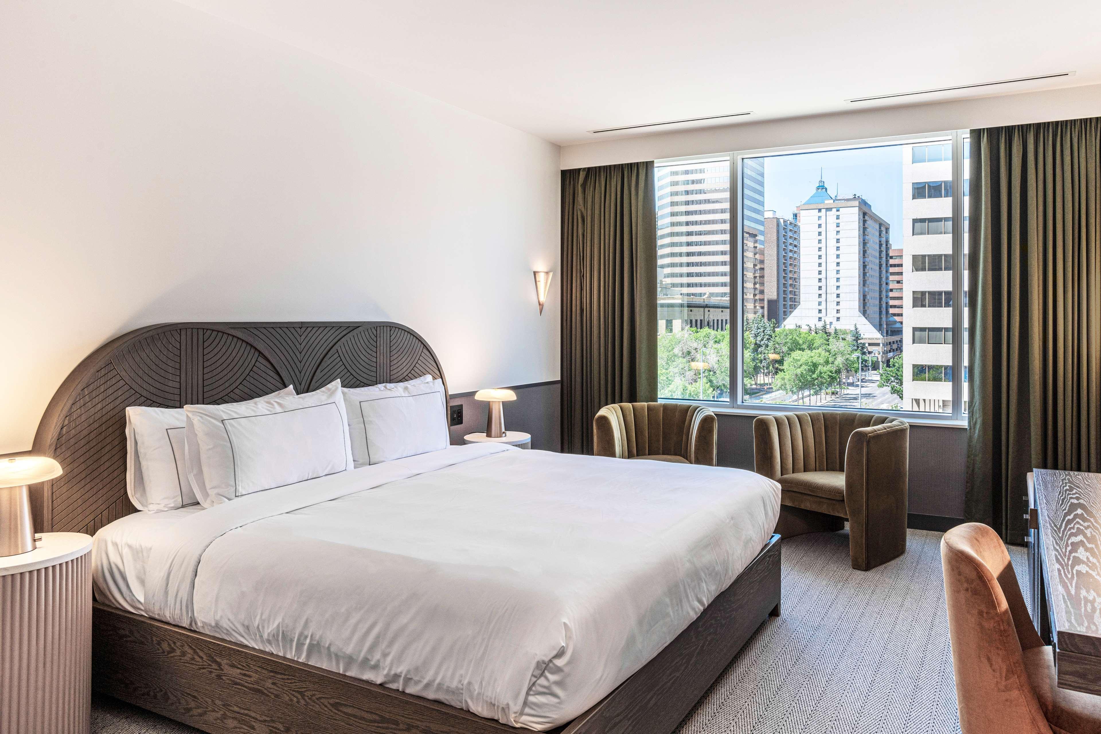 Double Deluxe City View King Bed