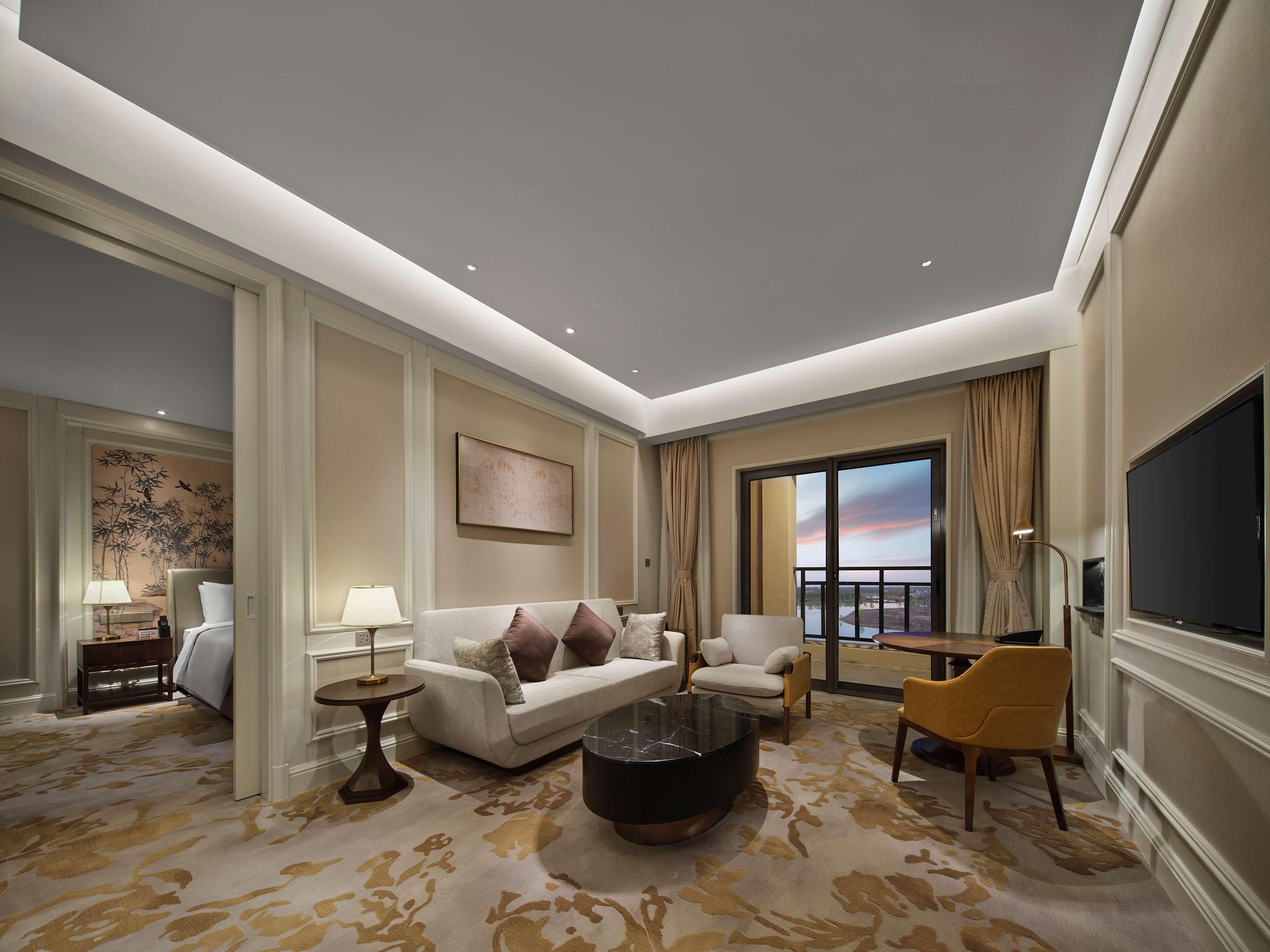 Suite Deluxe King Bed