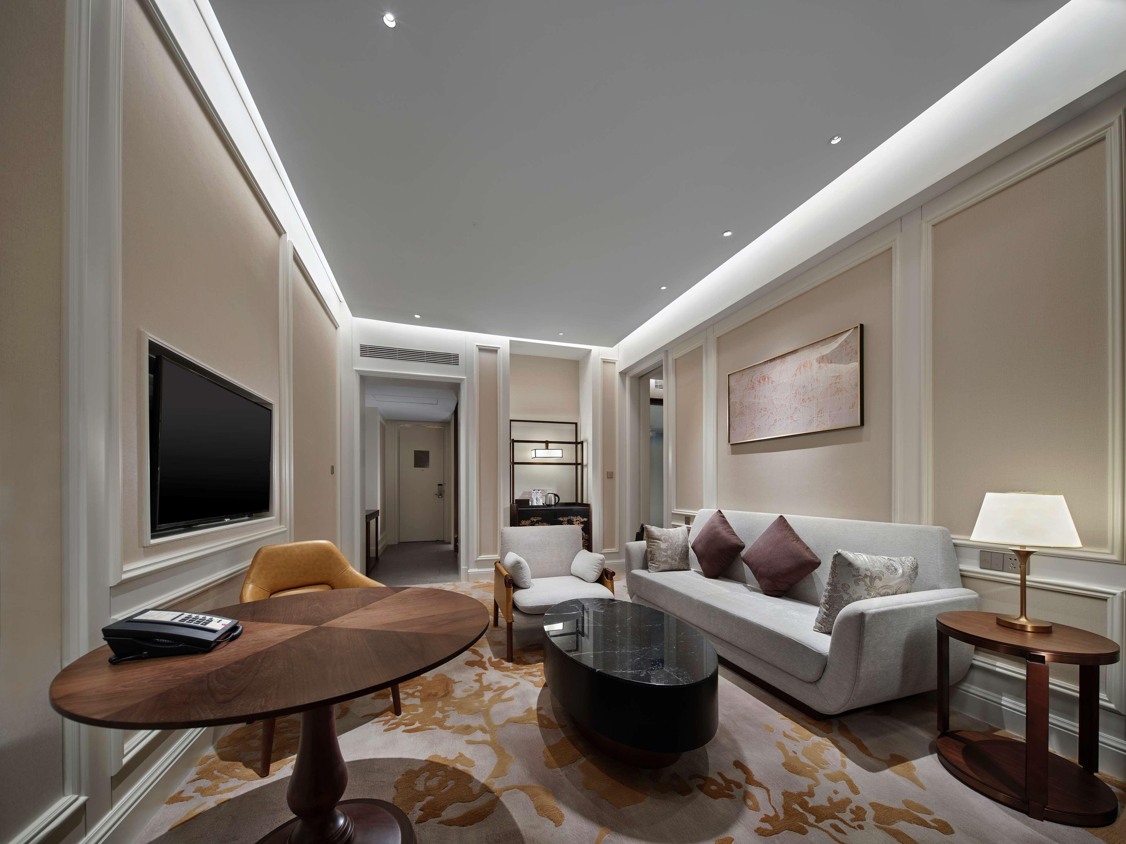 Suite Deluxe King Bed