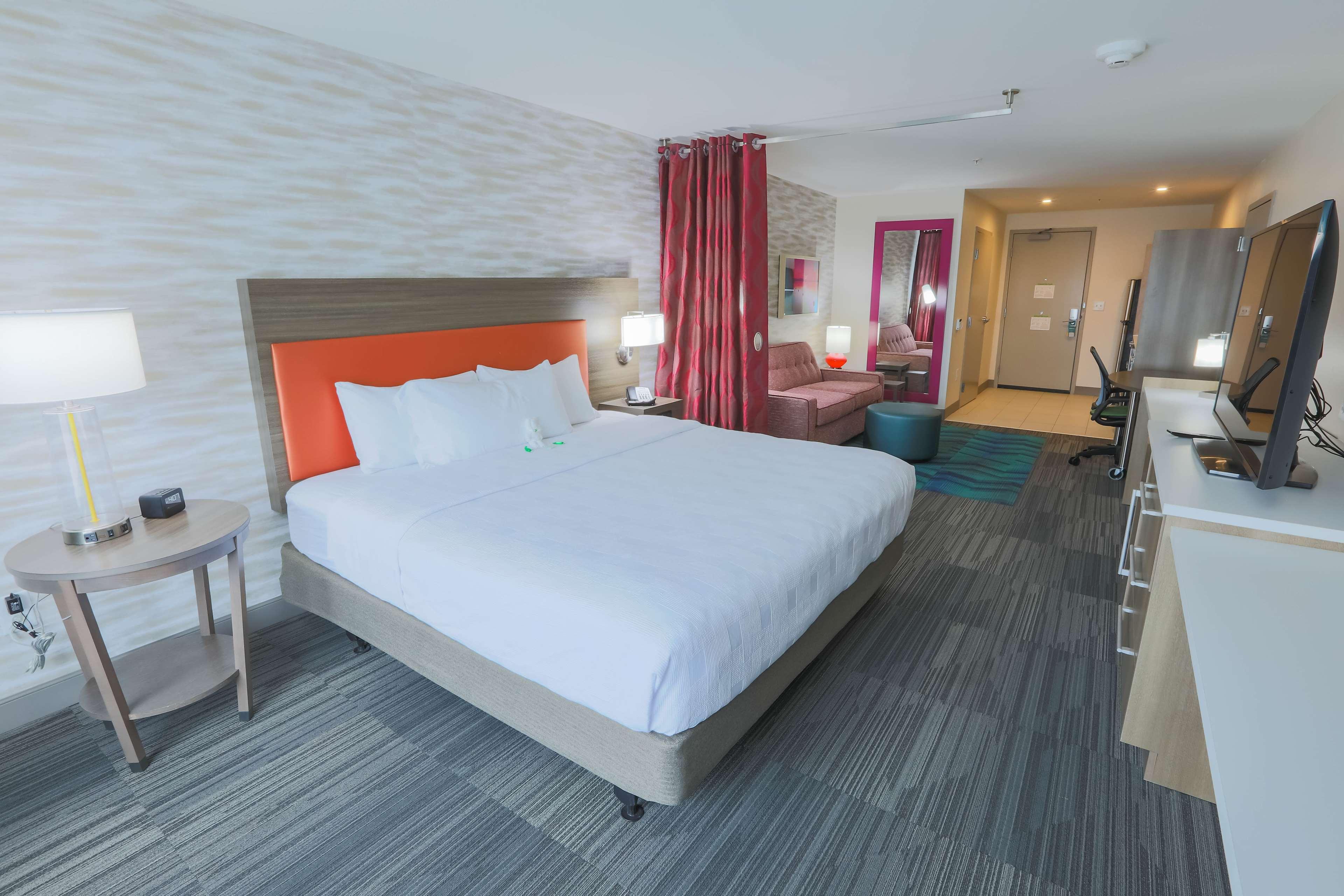 Studio Accessible King Size Bed