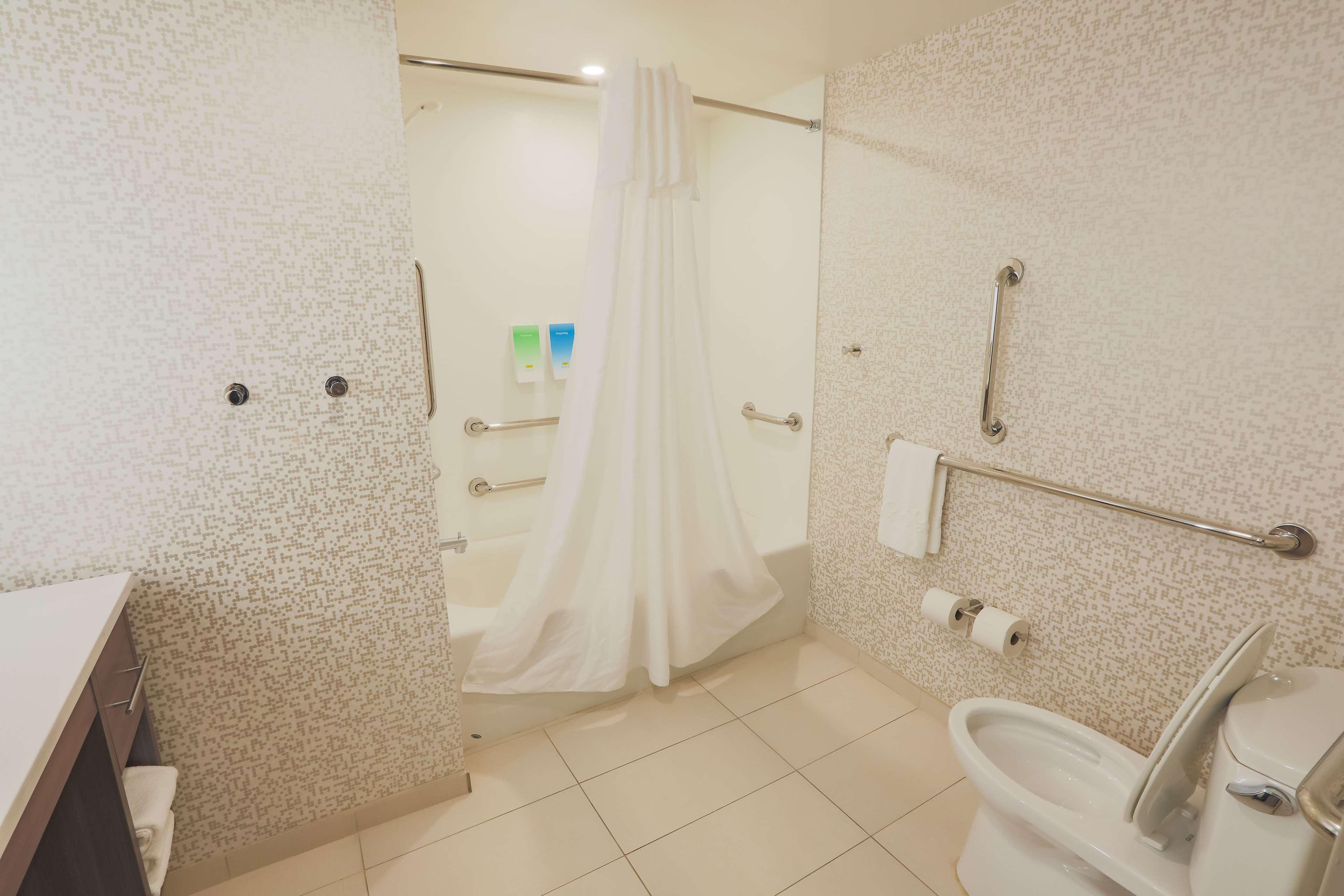 Studio Accessible King Size Bed