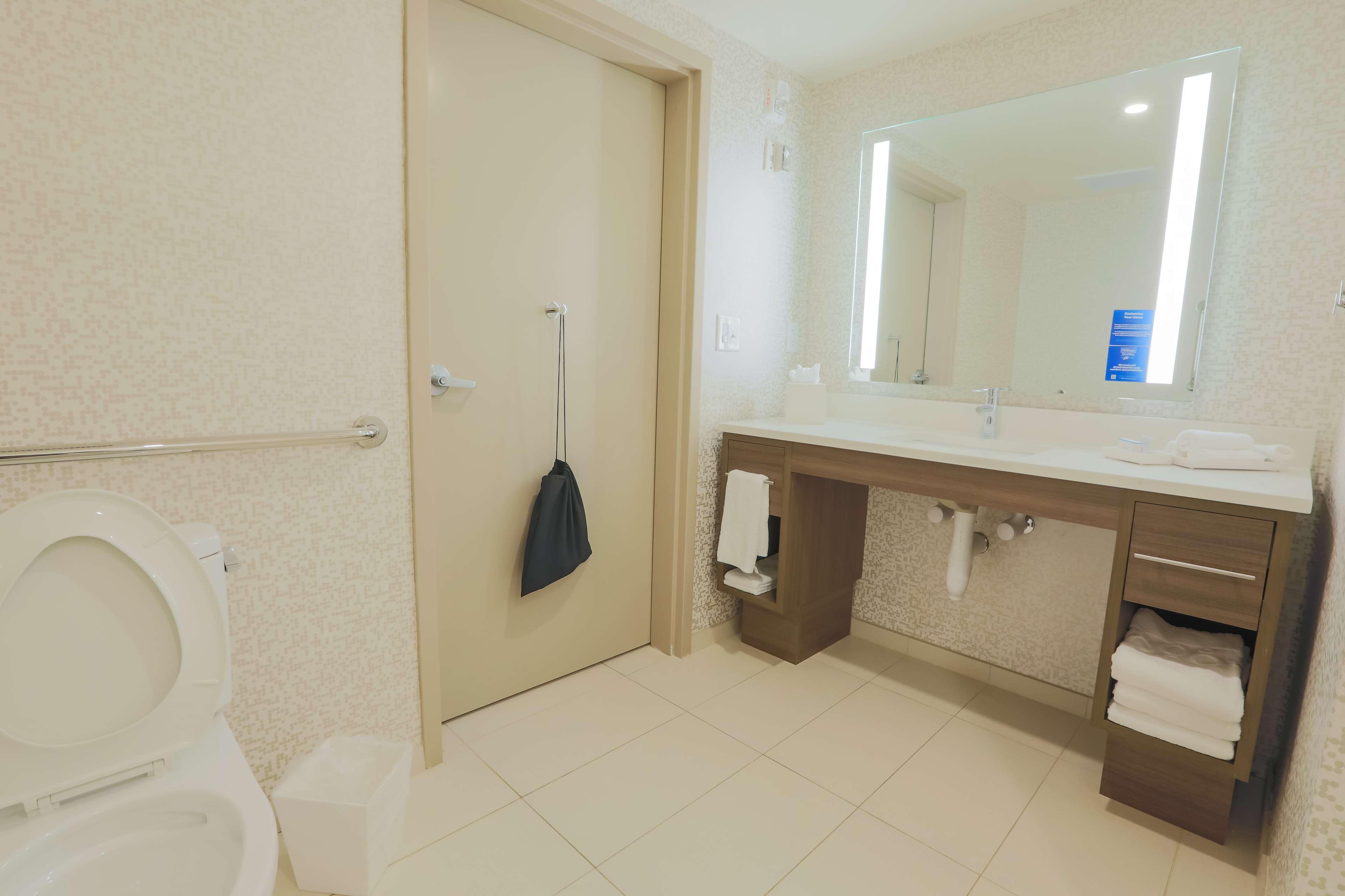 Studio Accessible King Size Bed