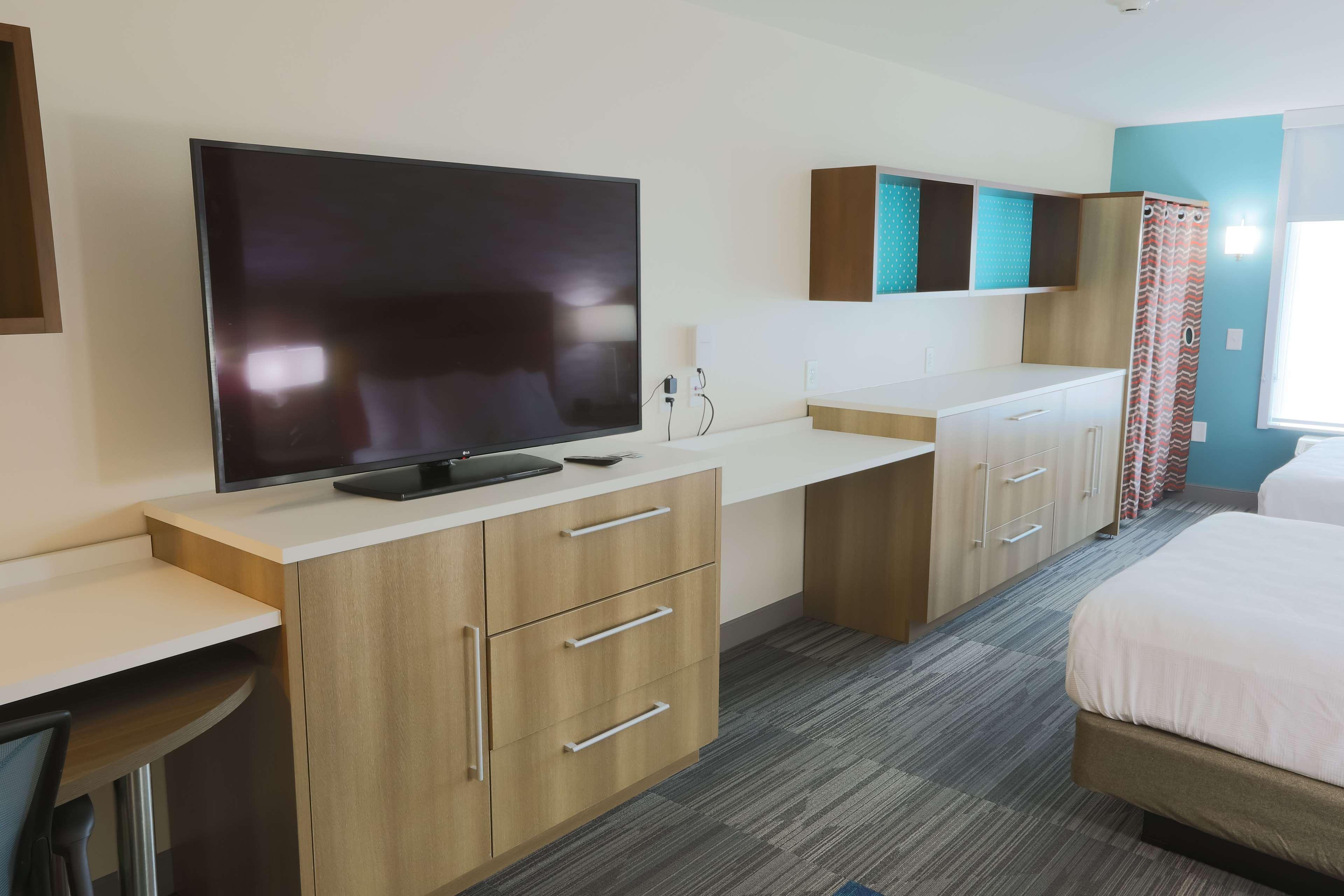 Studio Two Queen Beds Non Smoking