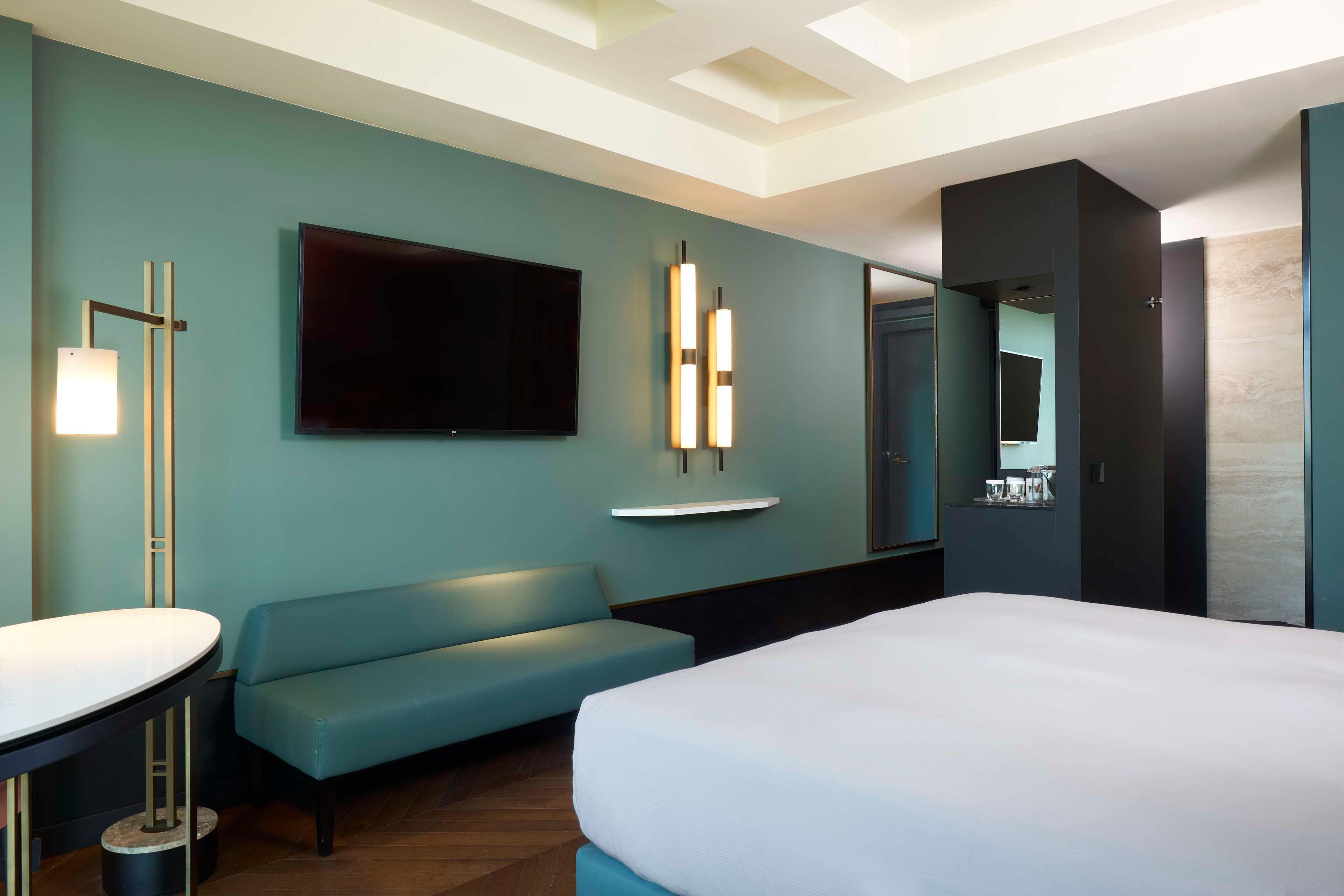 Double Deluxe King Bed