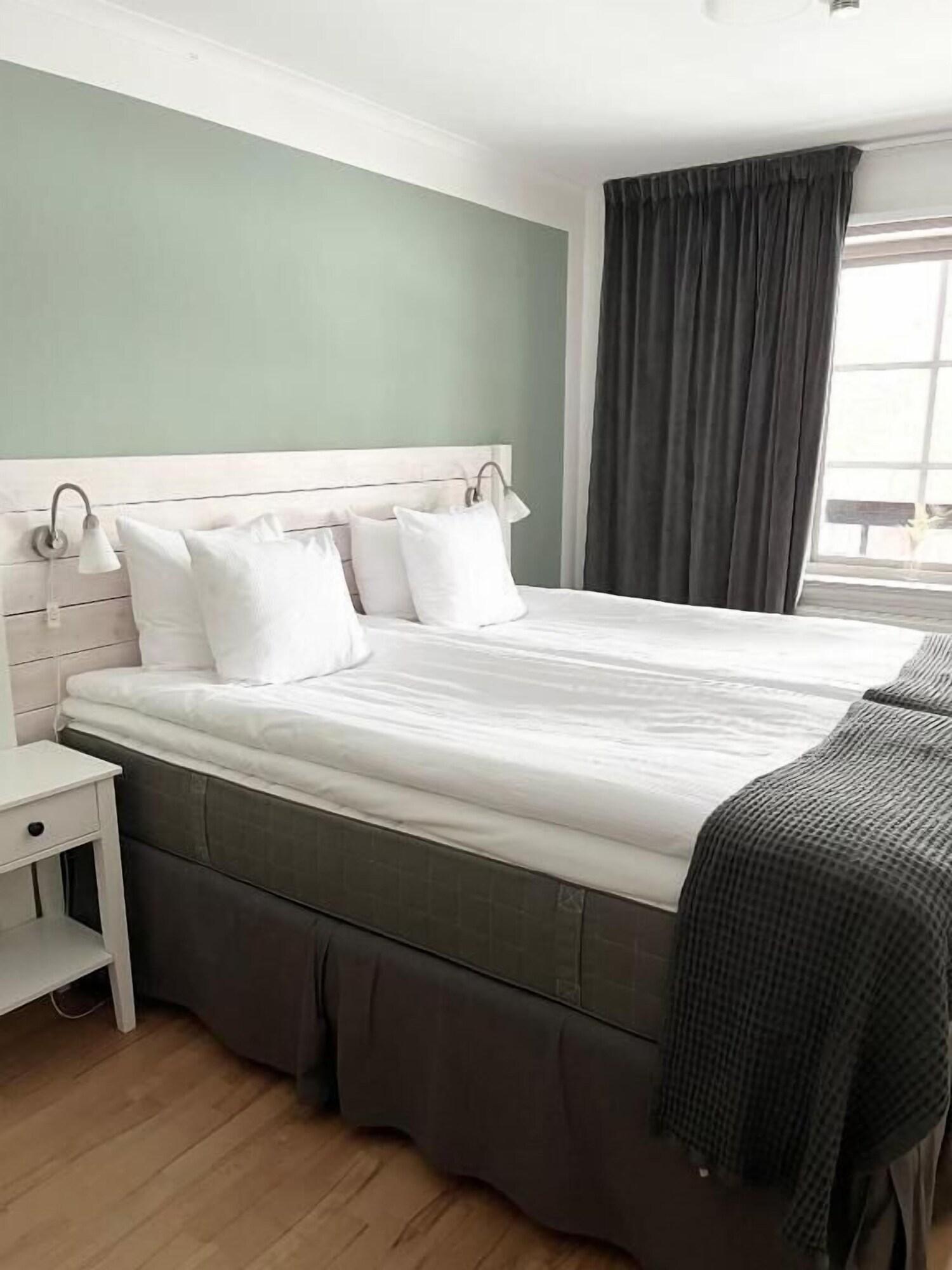 Double Queen Size Bed