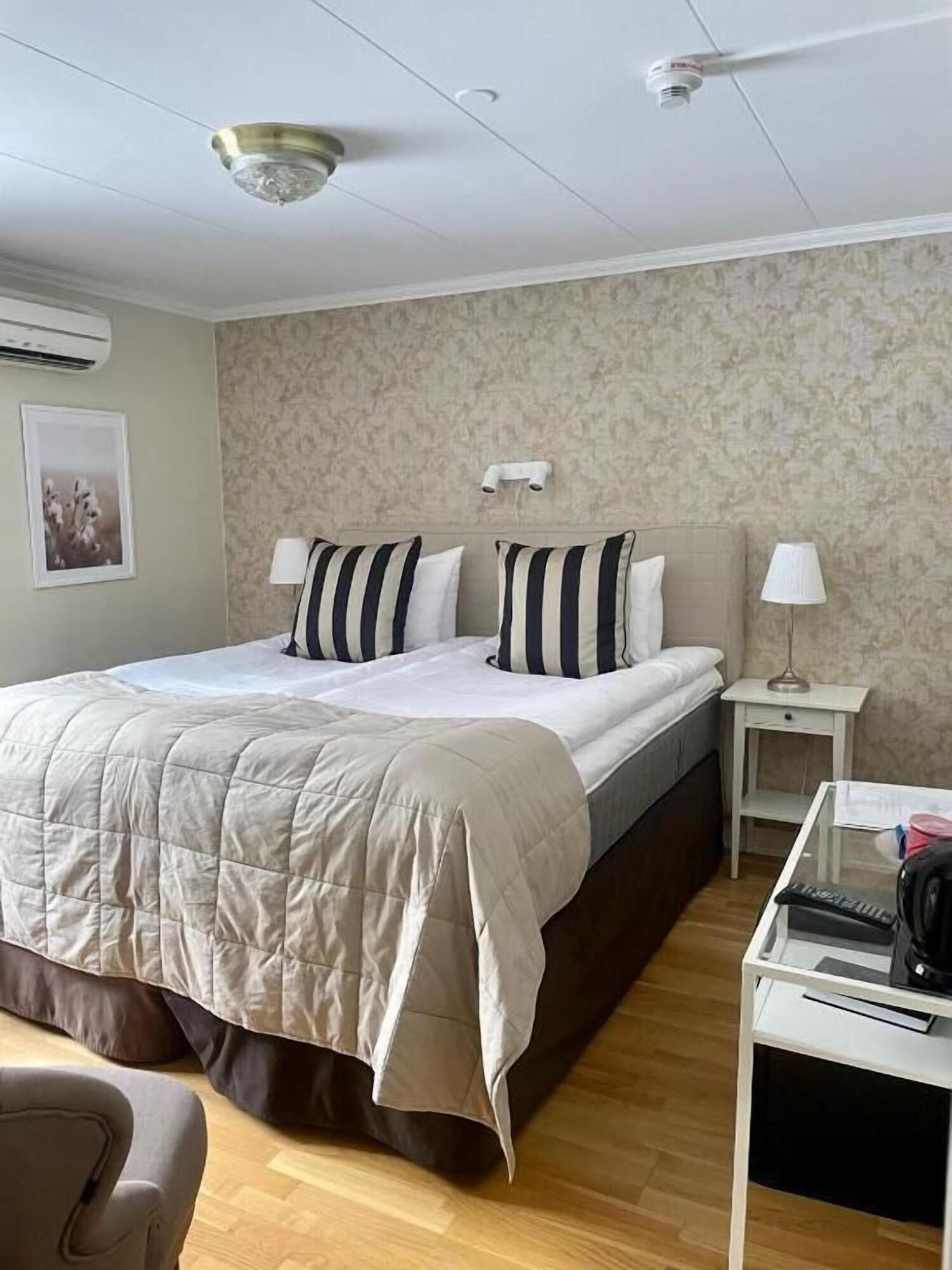 Double Deluxe Queen Bed