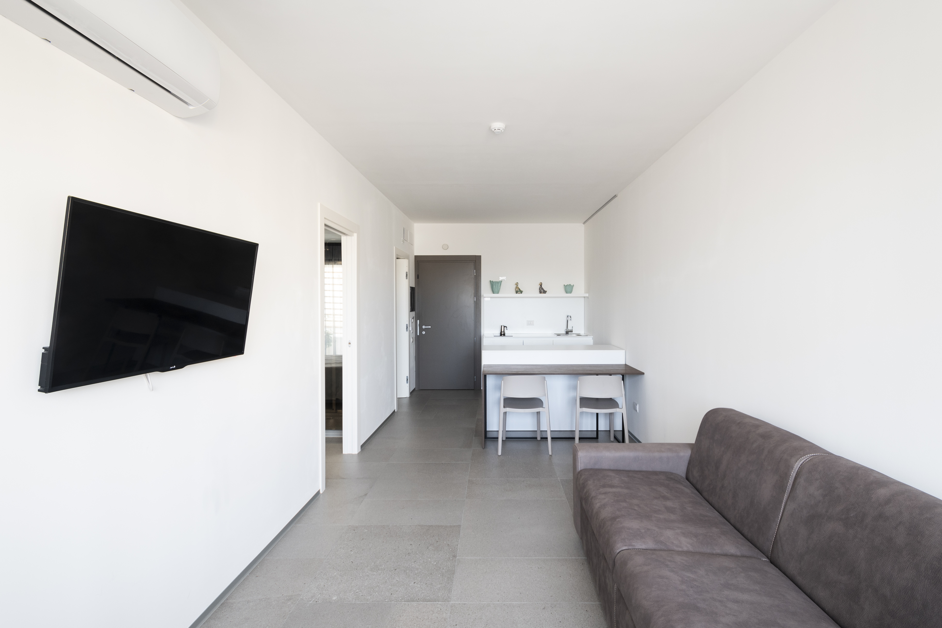 Quadruple Two Bedrooms One Bathroom