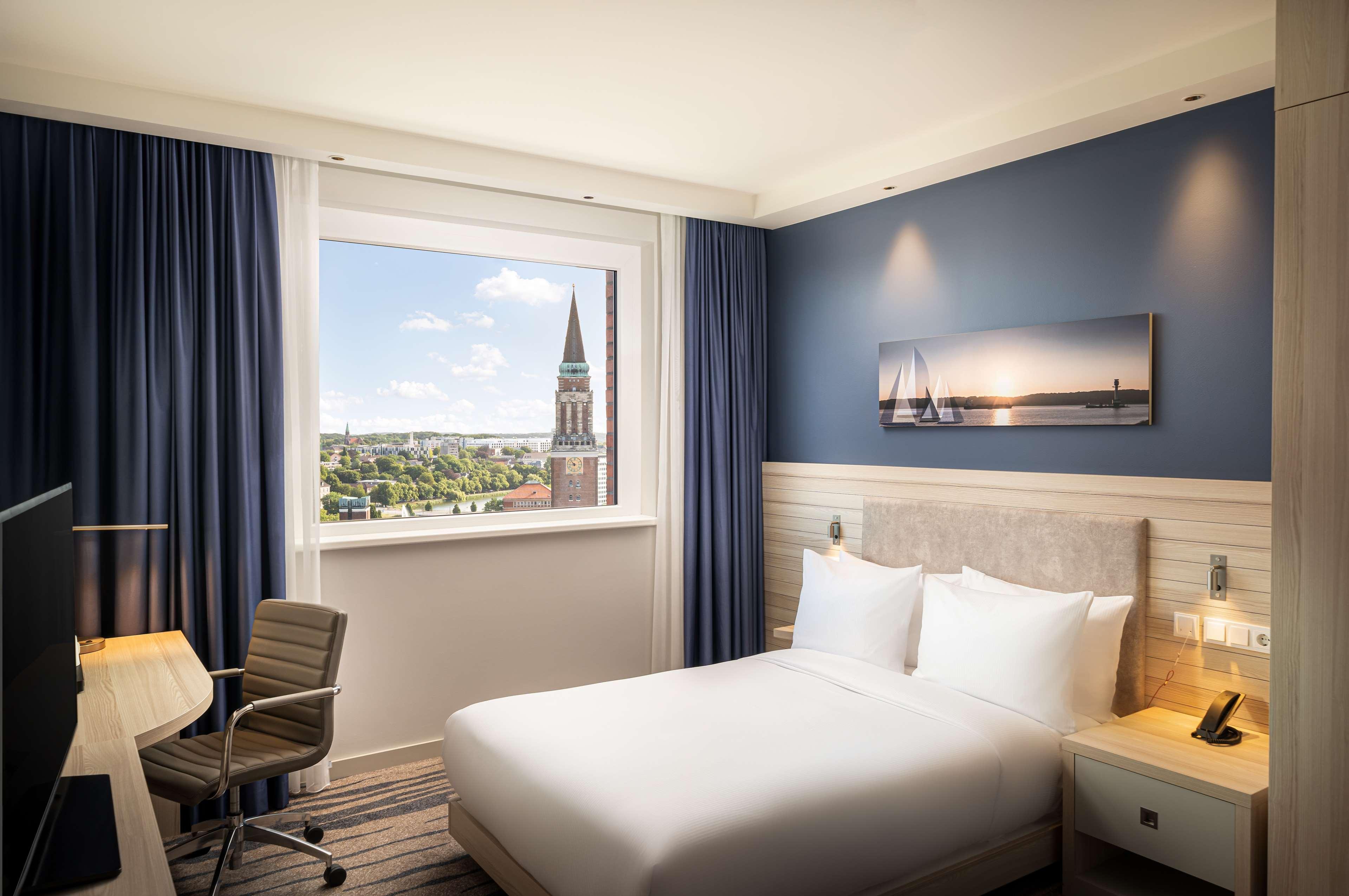 Double City View Queen Bed
