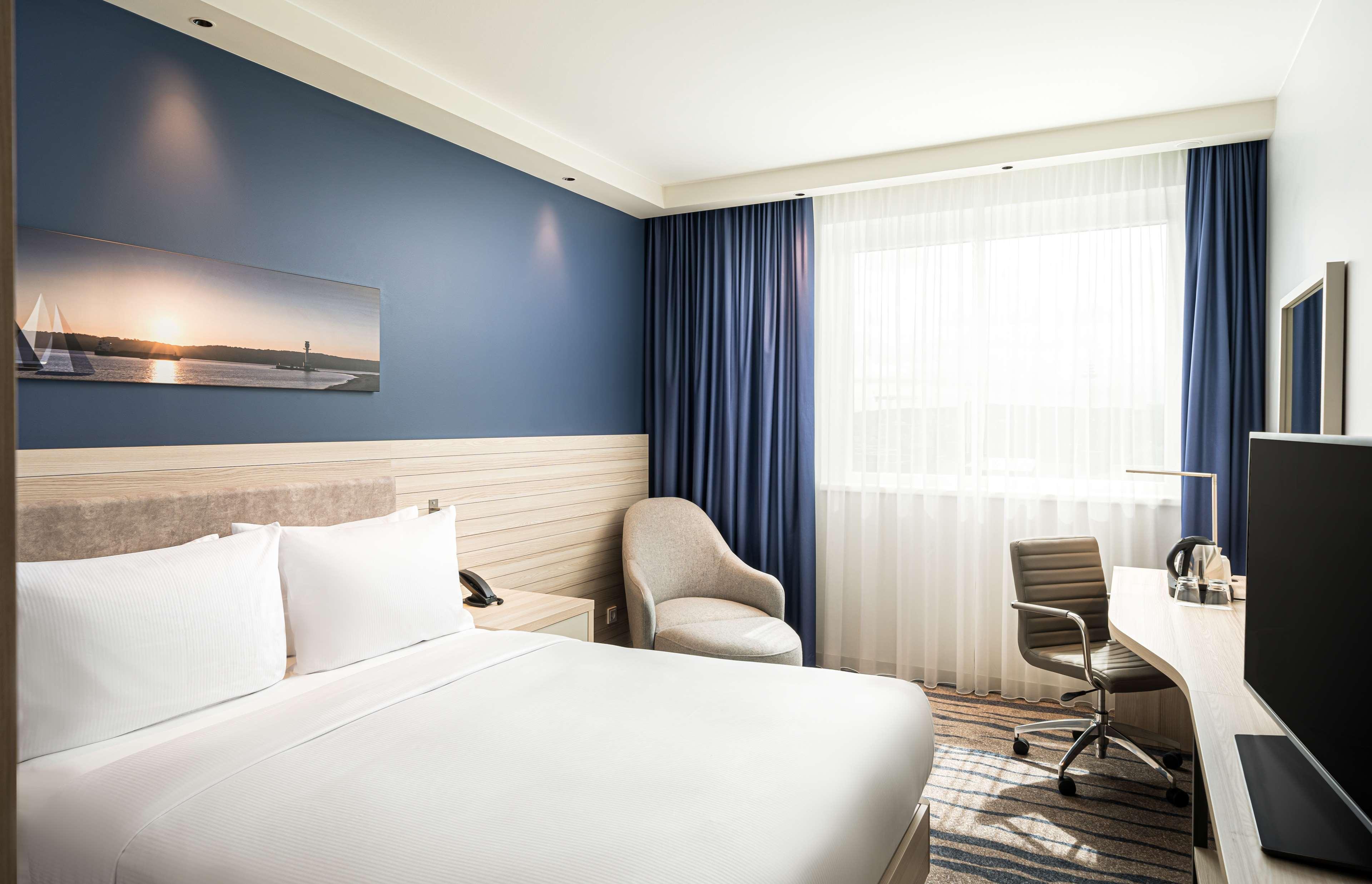 Double City View Queen Bed
