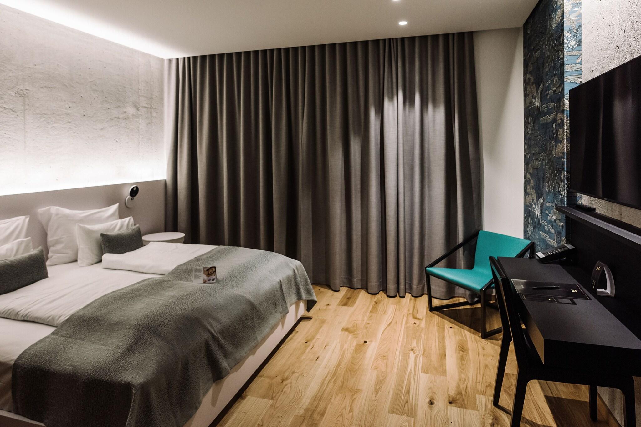 Double Deluxe King Bed