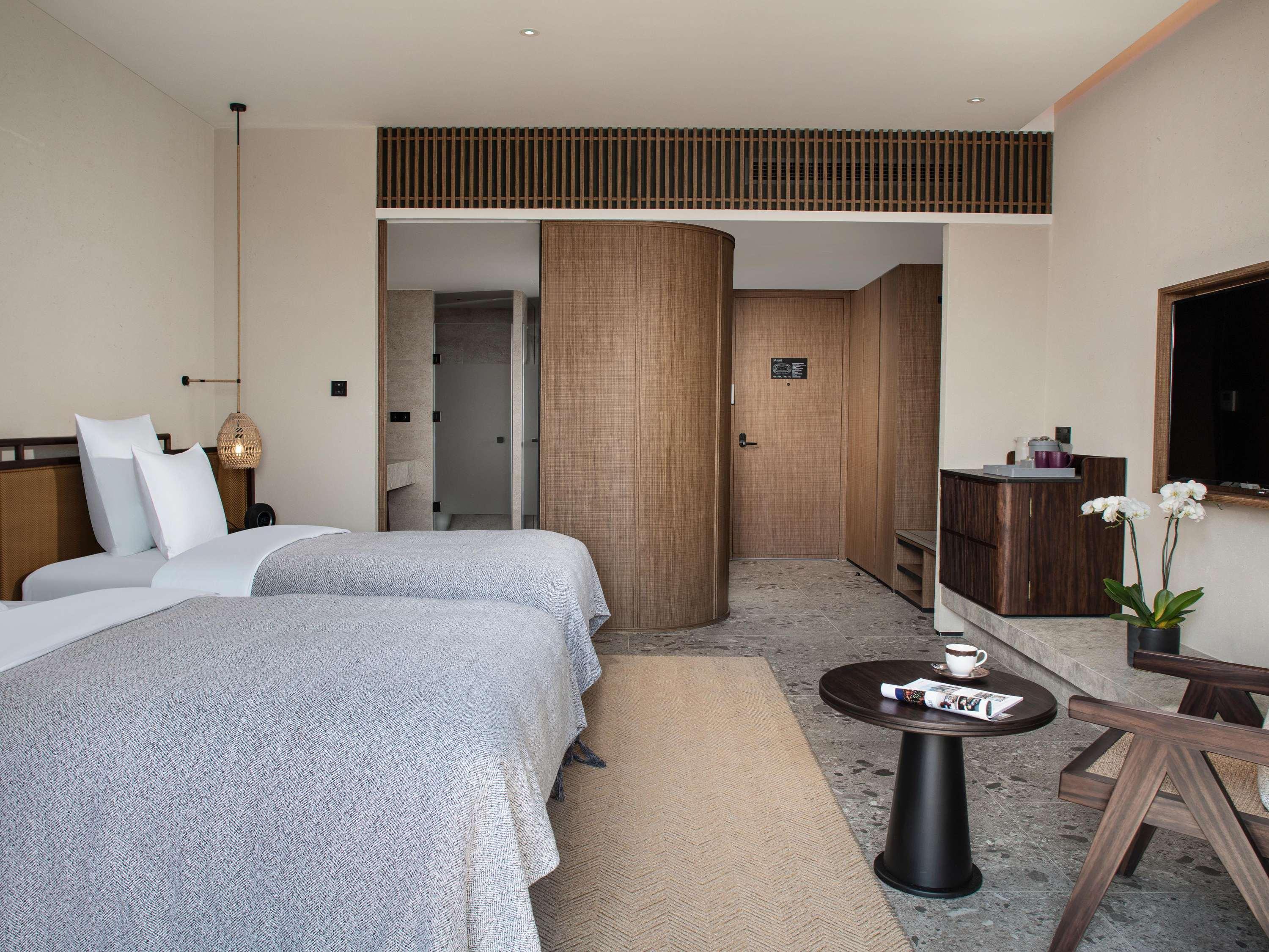 Twin Deluxe with Views