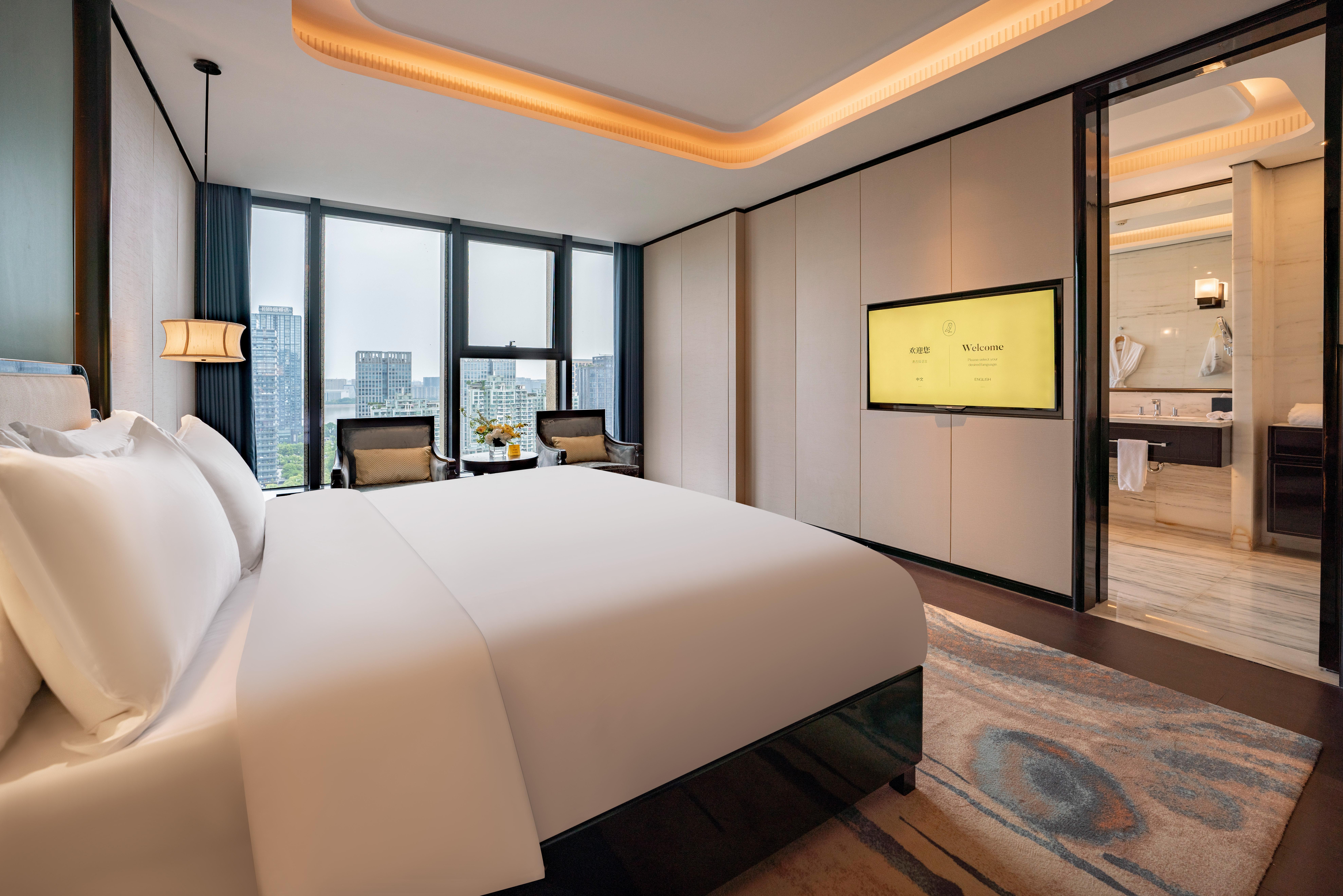 Suite City View King Bed