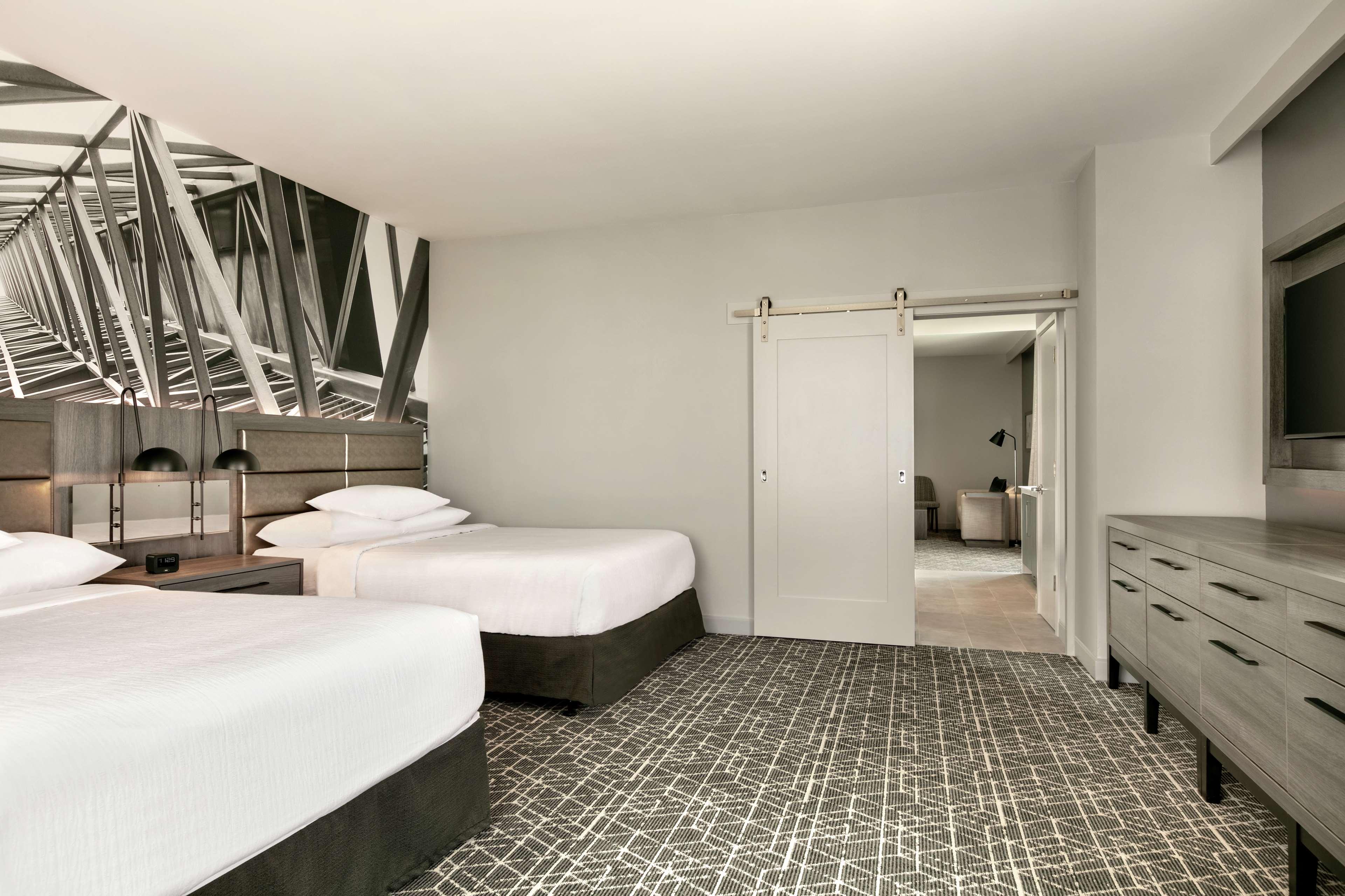 Suite City View King Bed