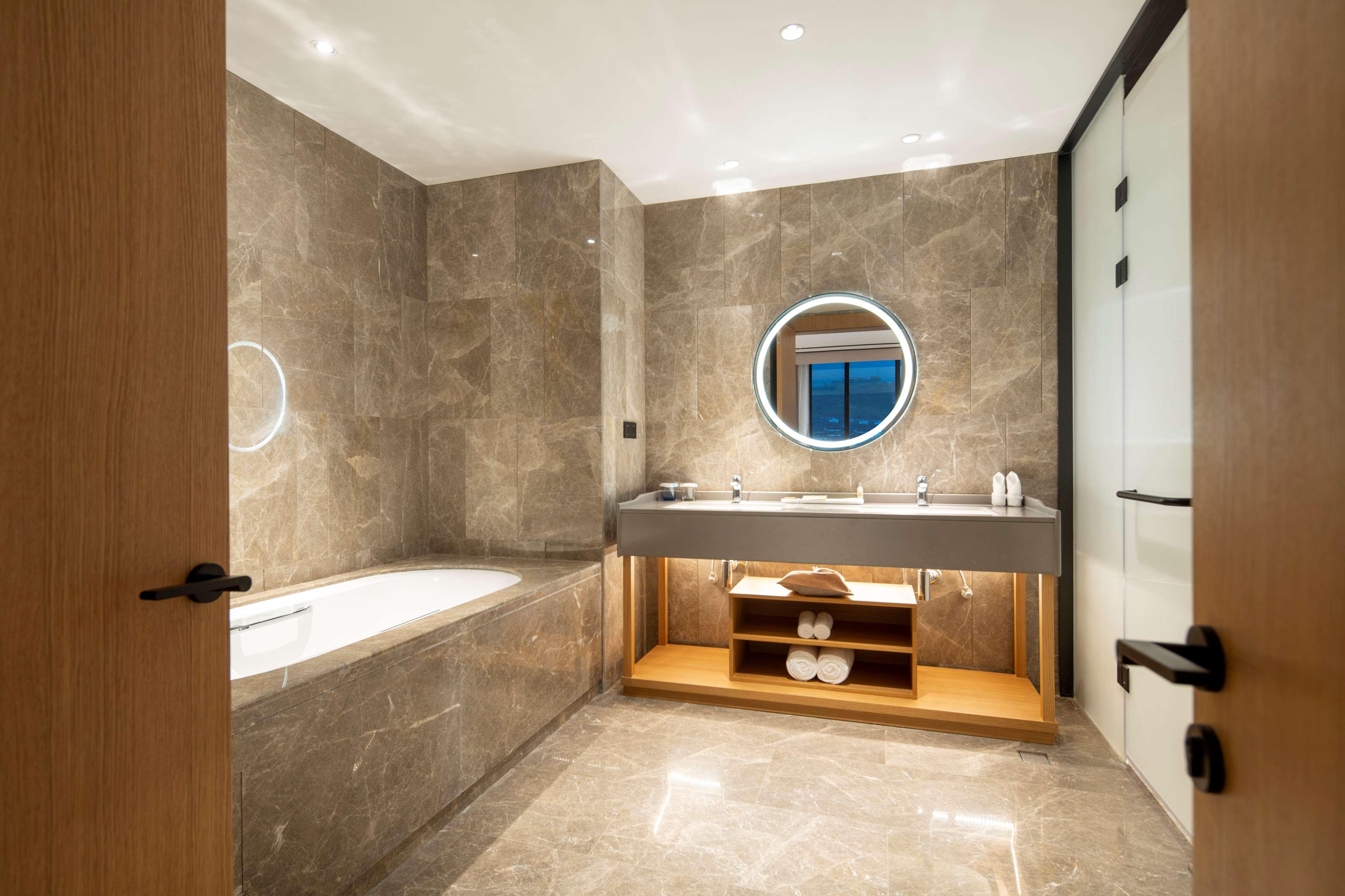 Suite Deluxe King Bed