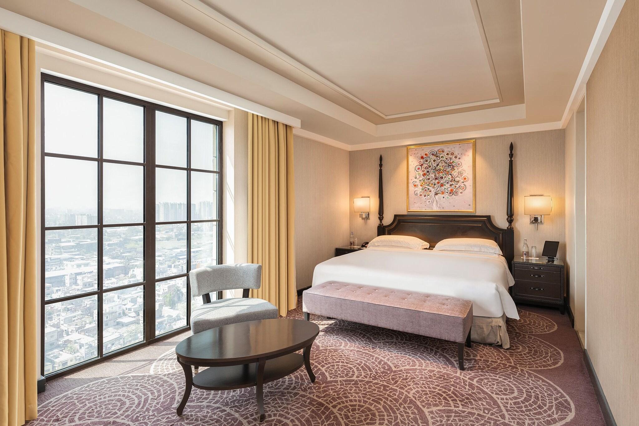 Suite Luxury City View