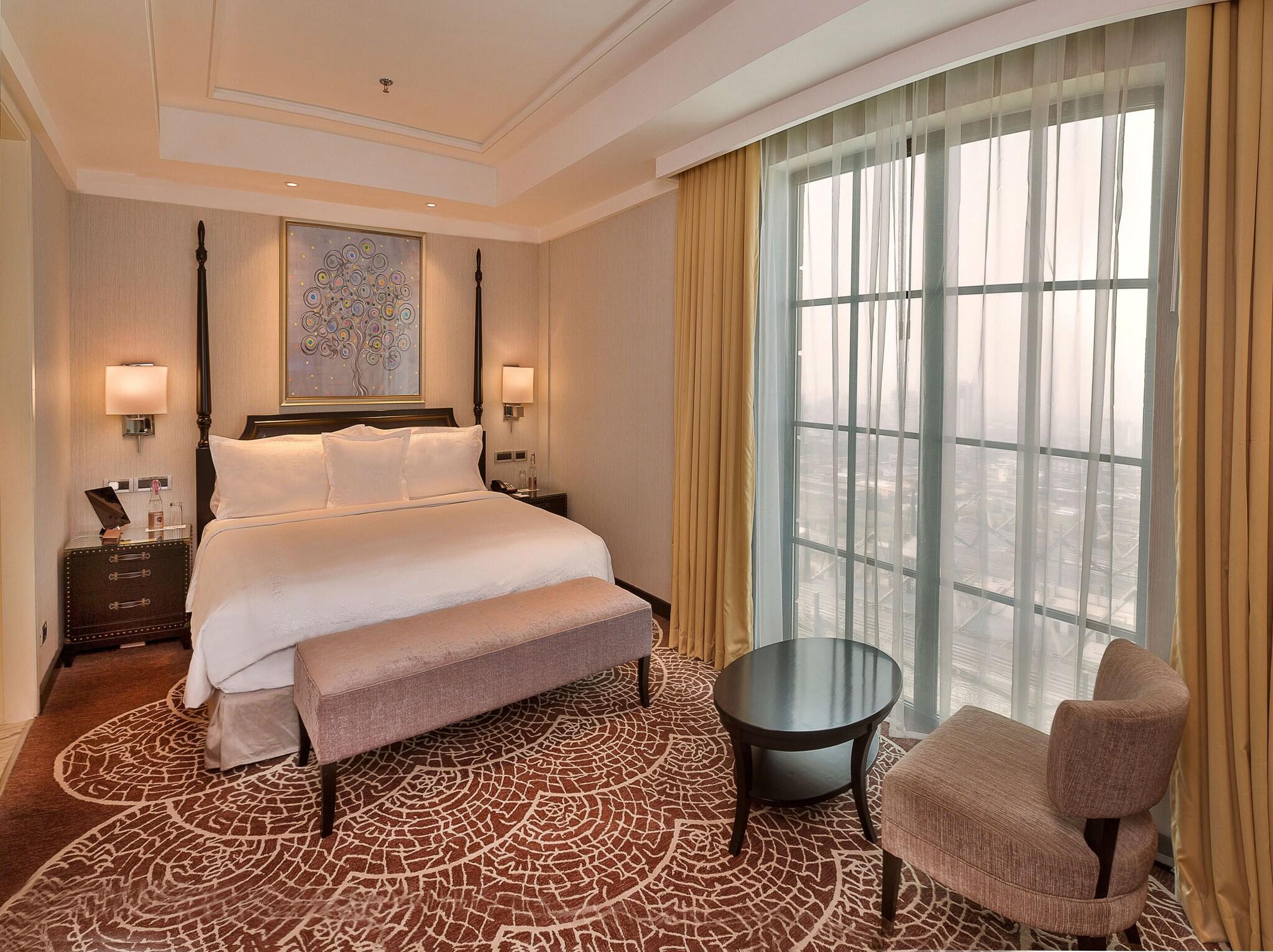 Suite Luxury City View