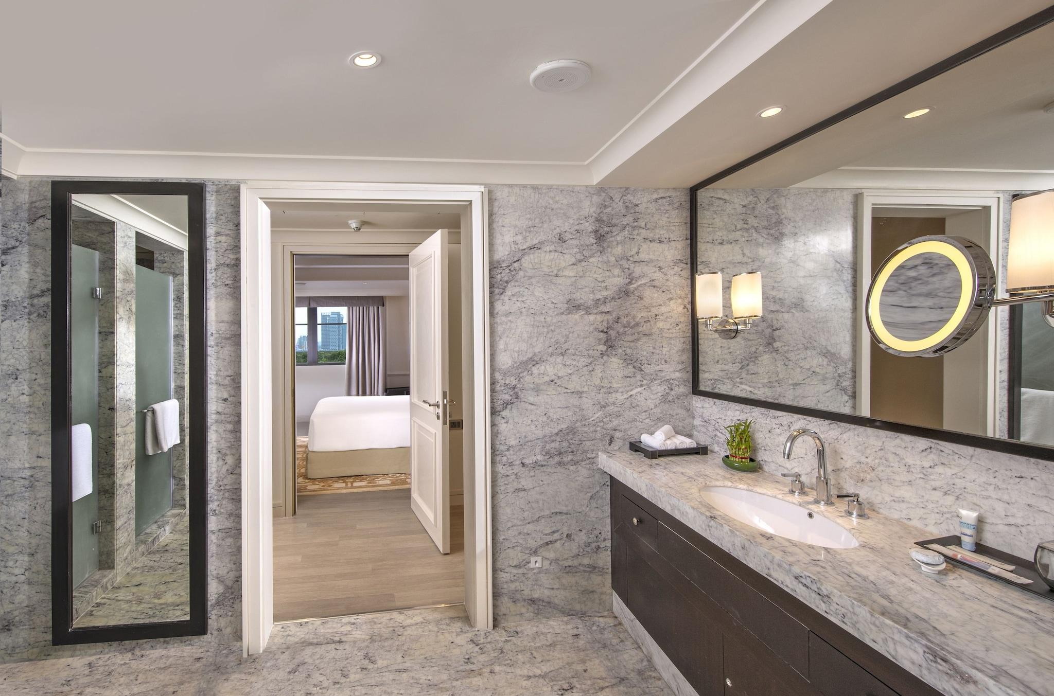 Double City View Queen Bed