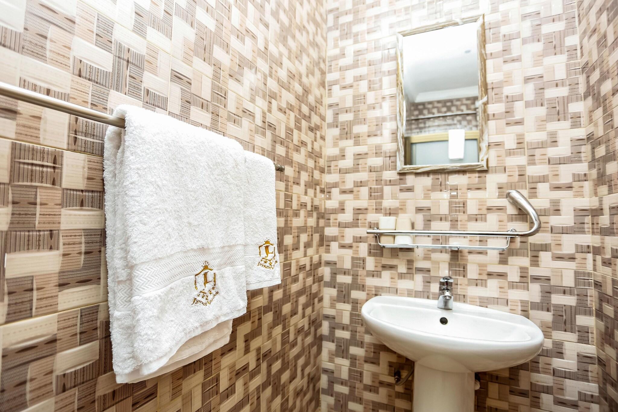 Double Executive Queen Bed