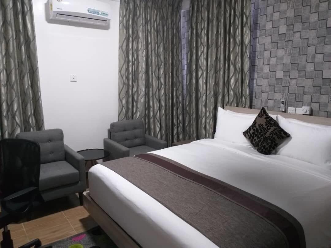 Double Executive Queen Bed