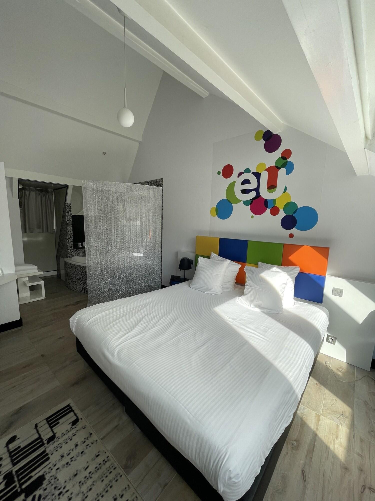 Studio Queen Size Bed