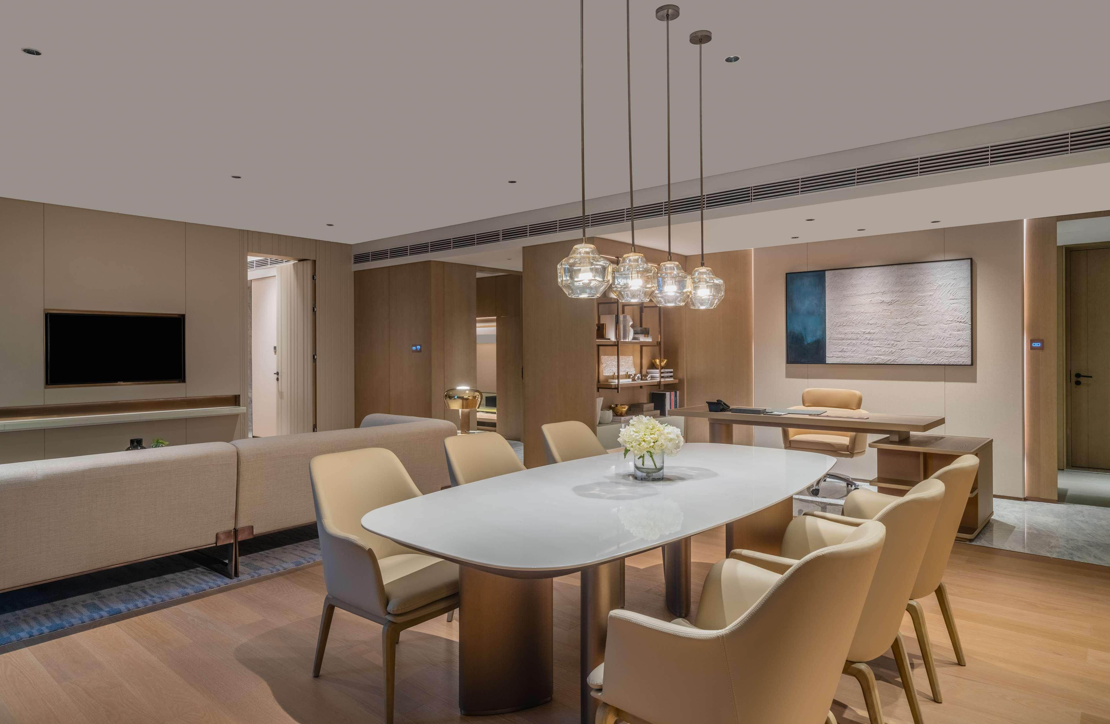 Suite Deluxe King Bed