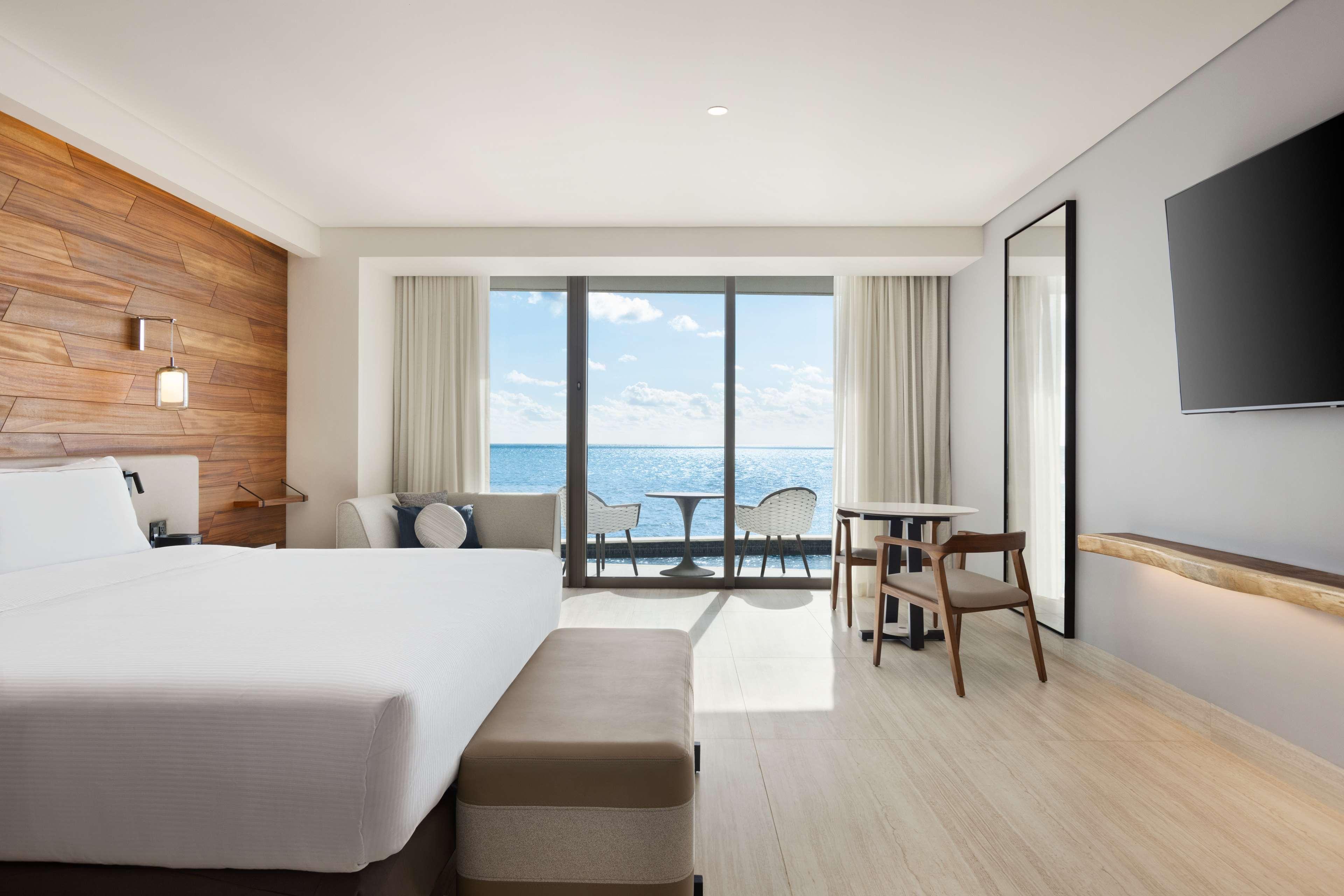 Suite Ocean Front King Bed