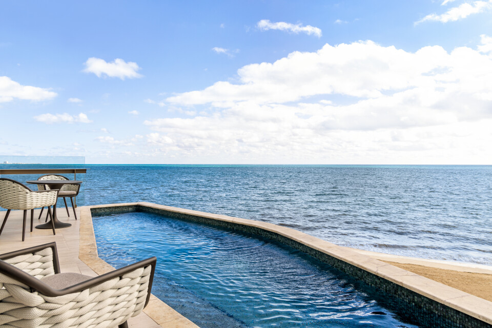 Suite Ocean Front King Bed