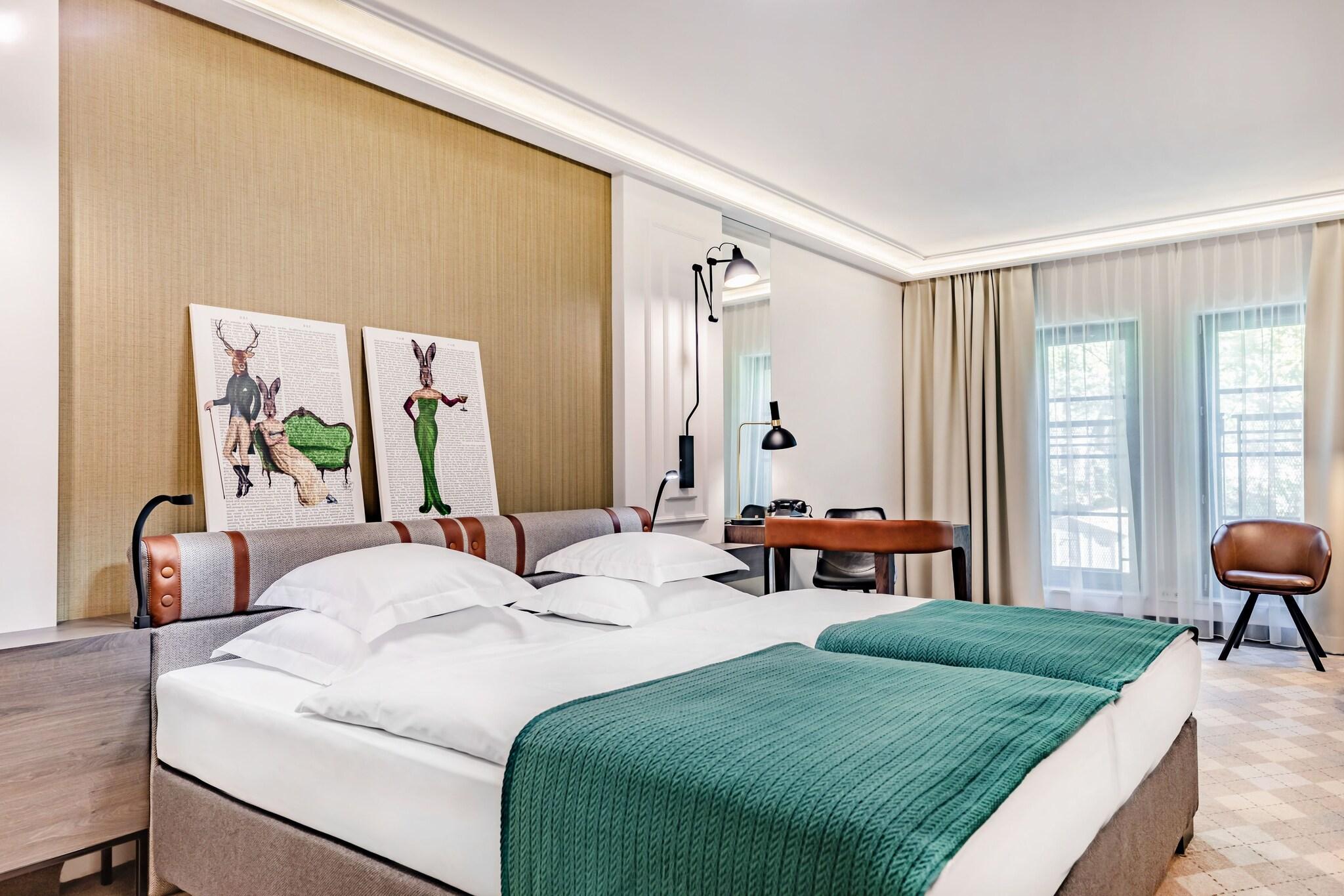 Double Deluxe Queen Bed