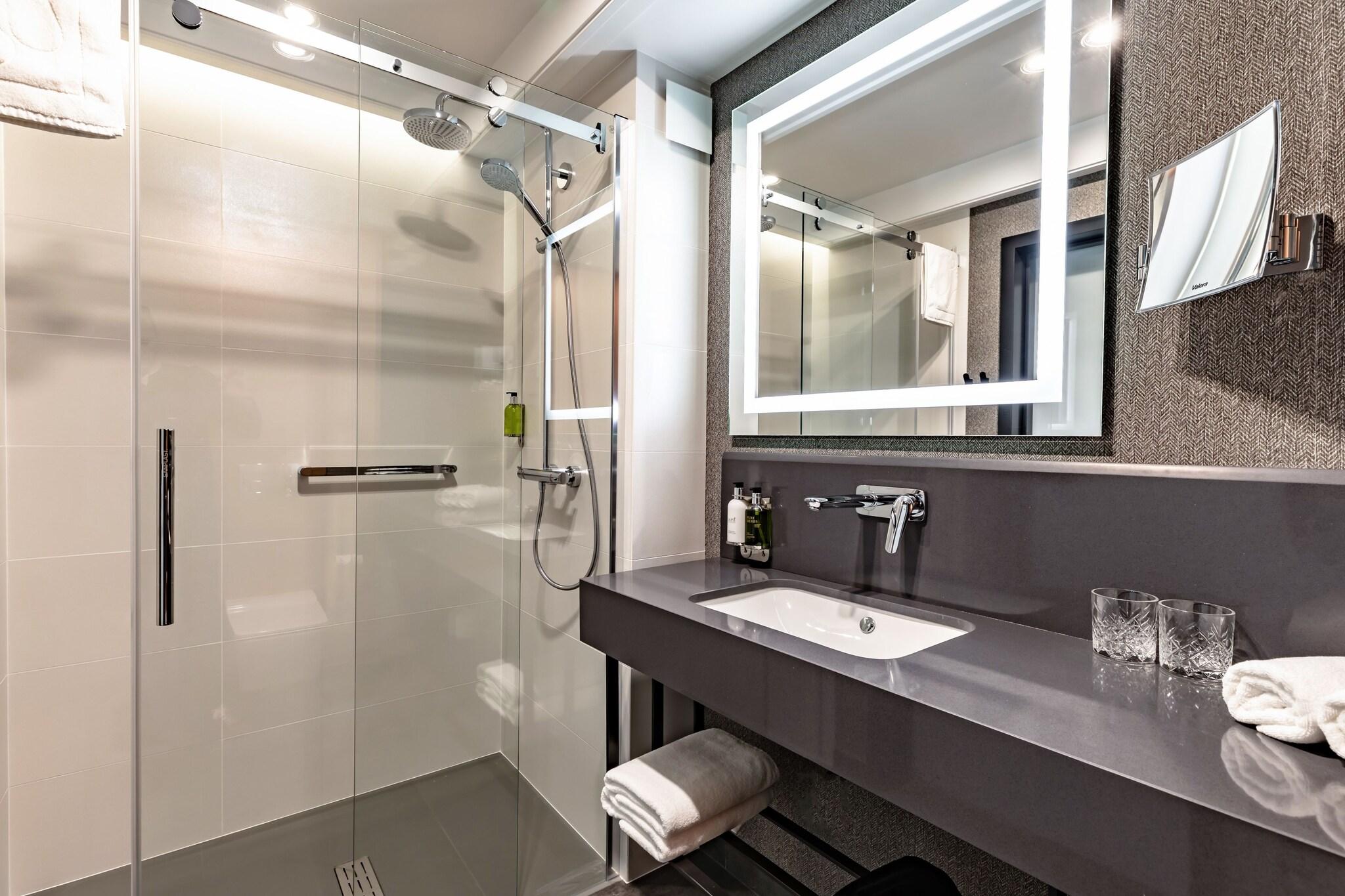 Double or Twin Classic Queen Bed