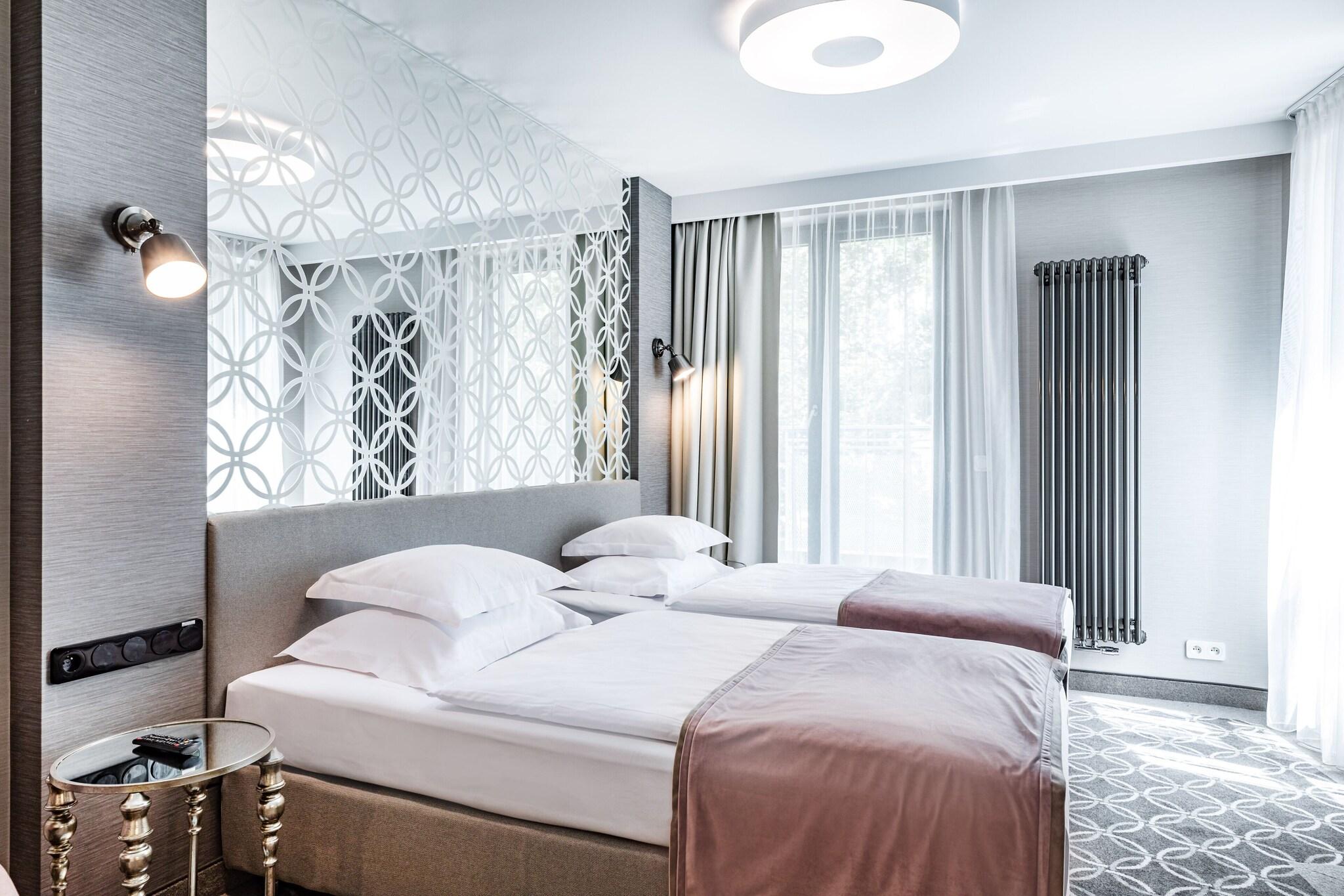 Double or Twin Classic Queen Bed