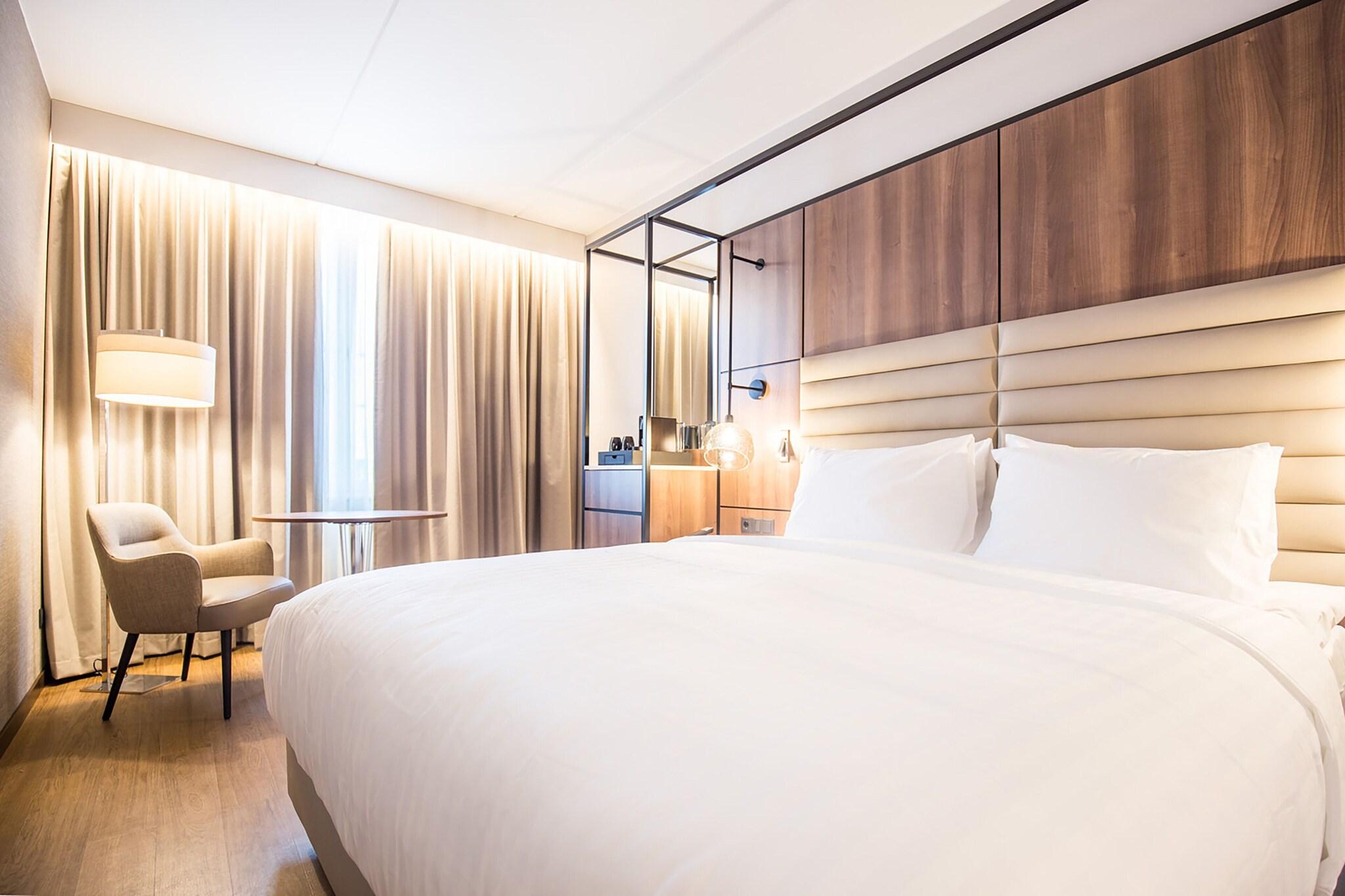 Double Deluxe King Bed